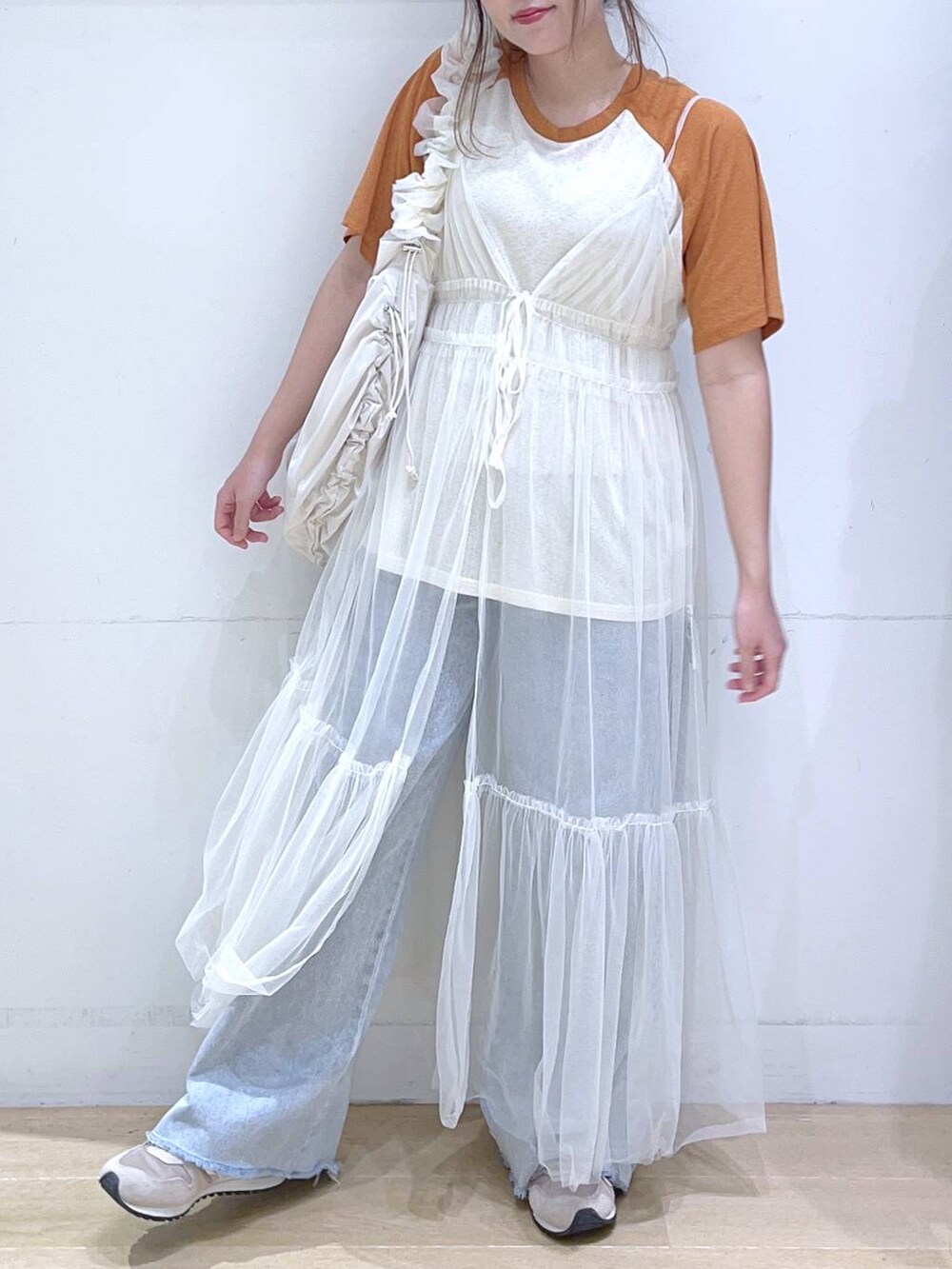 「ワイドパンツ、Tシャツ、低身長、着痩せ・細見え、体型カバー、ワンピース、デニムパンツ、夏コーデ、楽ちんコーデ、カジュアル、カジュアルコーデ、ママコーデ」｜「LAKOLEのチュールキャミワンピース / 102233（ワンピース、ホワイト系）」を使った、ヨシピーさん（レディース・154cm）の夏コーディネートの3枚目の写真