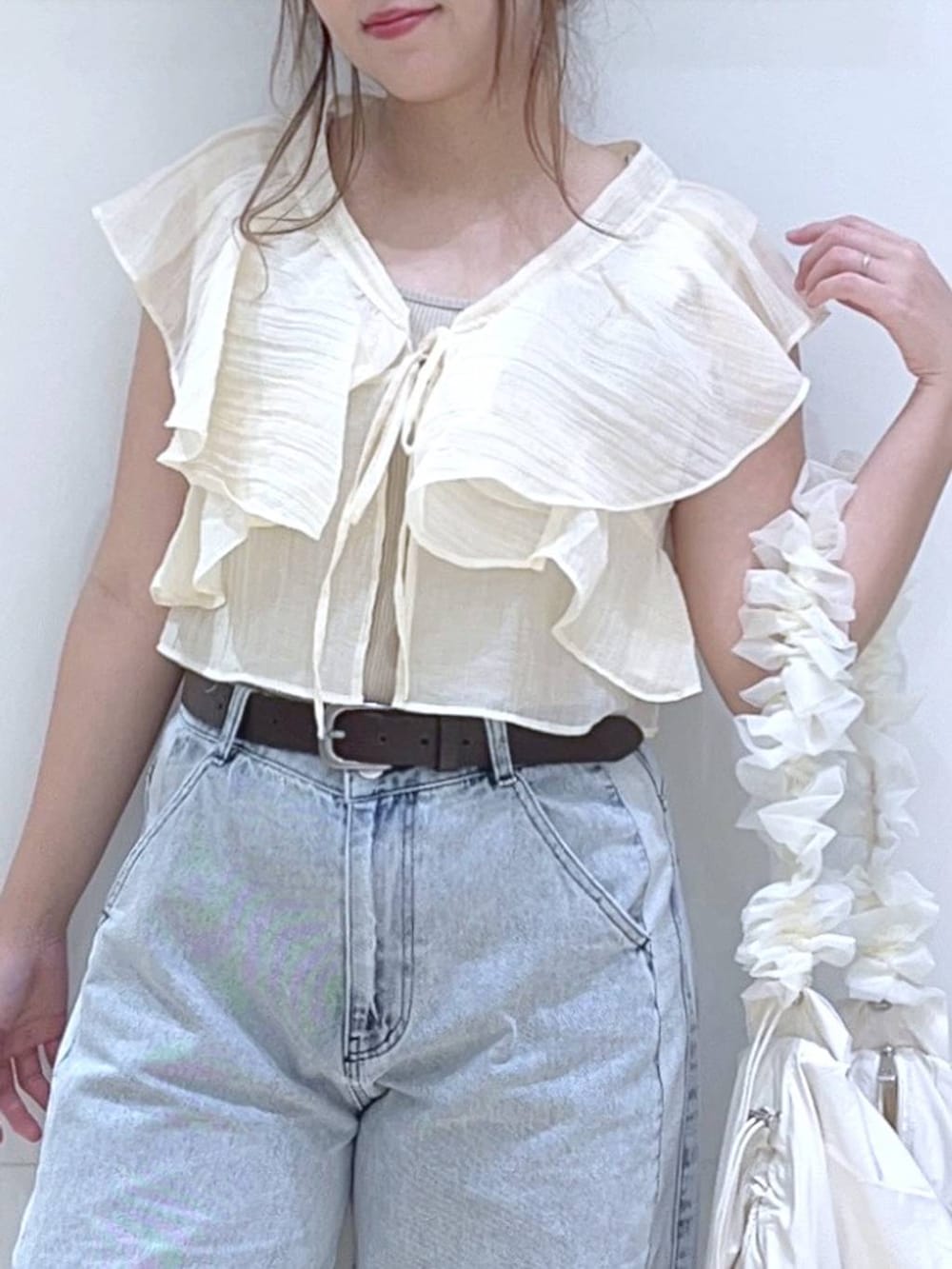 「低身長、着痩せ・細見え、体型カバー、ワイドパンツ、デニムパンツ、ビスチェ、夏コーデ、カジュアル、フェミニン、楽ちんコーデ、ママコーデ、デートコーデ、女子会」｜「LAKOLEのサイドラインデニムパンツ / 124570（デニムパンツ、ブルー系）」を使った、ヨシピーさん（レディース・154cm）の夏コーディネートの7枚目の写真