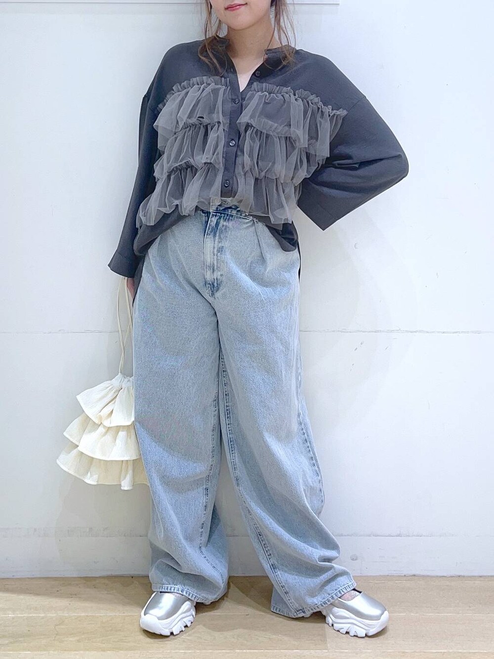 「低身長、着痩せ・細見え、体型カバー、ワイドパンツ、デニムパンツ、シャツ、ブラウス、フェミニン、カジュアル」｜「LAKOLEのウエストフックデニムパンツ / 120686（デニムパンツ、ブルー系）」を使った、ヨシピーさん（レディース・154cm）の夏コーディネートの4枚目の写真
