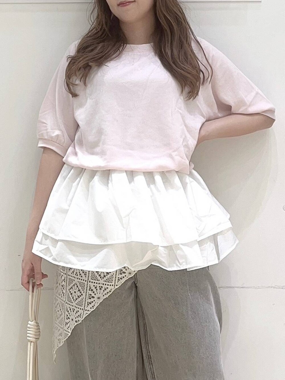 ホワイト系のショルダーバッグ、ホワイト系のバンダナ/スカーフを着用したレディースの夏コーディネートの6枚目の写真