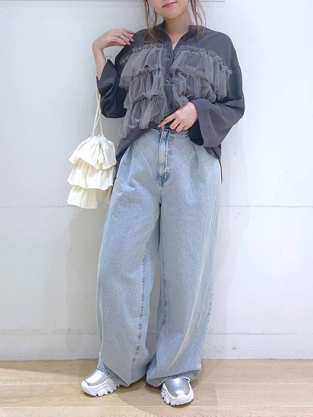 「低身長、着痩せ・細見え、体型カバー、ワイドパンツ、デニムパンツ、シャツ、ブラウス、フェミニン、カジュアル」｜「LAKOLEのウエストフックデニムパンツ / 120686（デニムパンツ、ブルー系）」を使った、ヨシピーさん（レディース・154cm）の夏コーディネートの3枚目の写真
