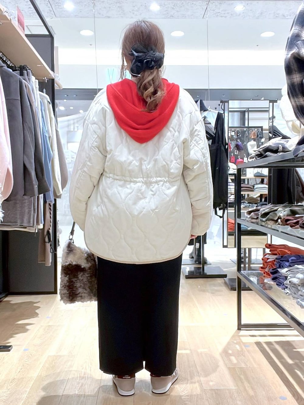 ブラウン系のスニーカー、ベージュ系のブルゾン、レッド系のニット/セーターを着用したレディースの秋コーディネートの6枚目の写真