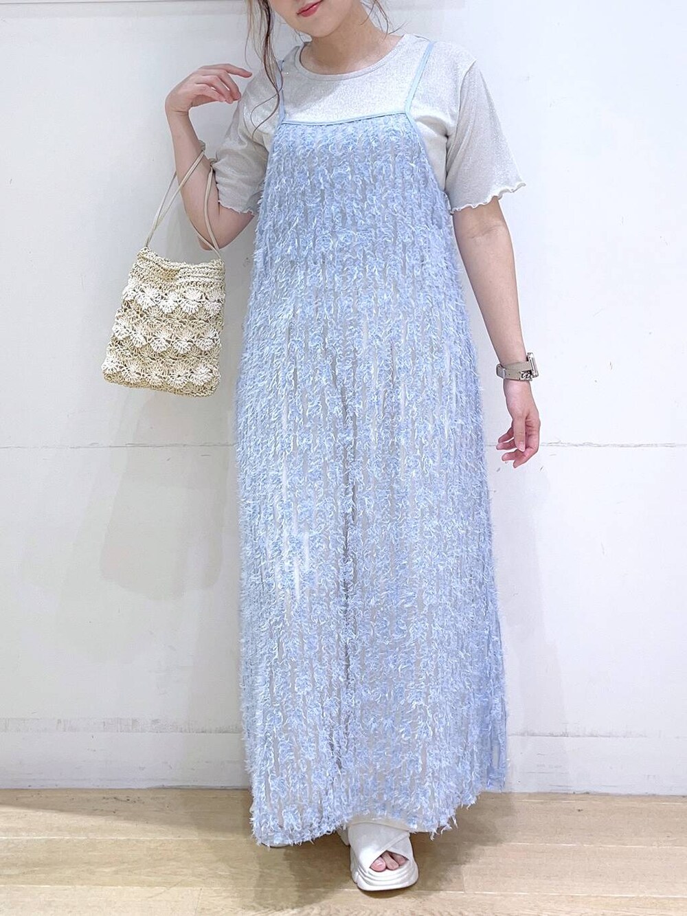 ホワイト系のサンダル、ブルー系のワンピース、ベージュ系のショルダーバッグを着用したレディースの春コーディネートの4枚目の写真