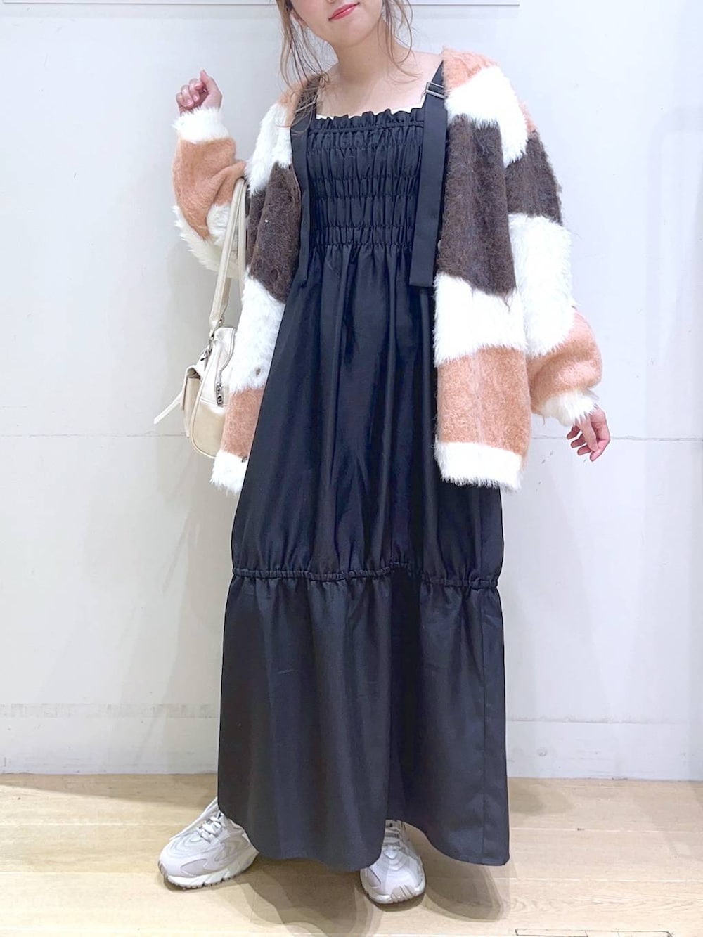 「低身長、着痩せ・細見え、体型カバー、ワンピース、カーディガン、ニット、スニーカー、秋コーデ、秋冬新作、秋服準備はじめました、フェミニン、楽ちんコーデ、ママコーデ」｜「NEW BALANCEの【new balance（ニューバランス)】ML725(WOMEN)（スニーカー、グレー系）」を使った、ヨシピーさん（レディース・154cm）の秋コーディネートの4枚目の写真