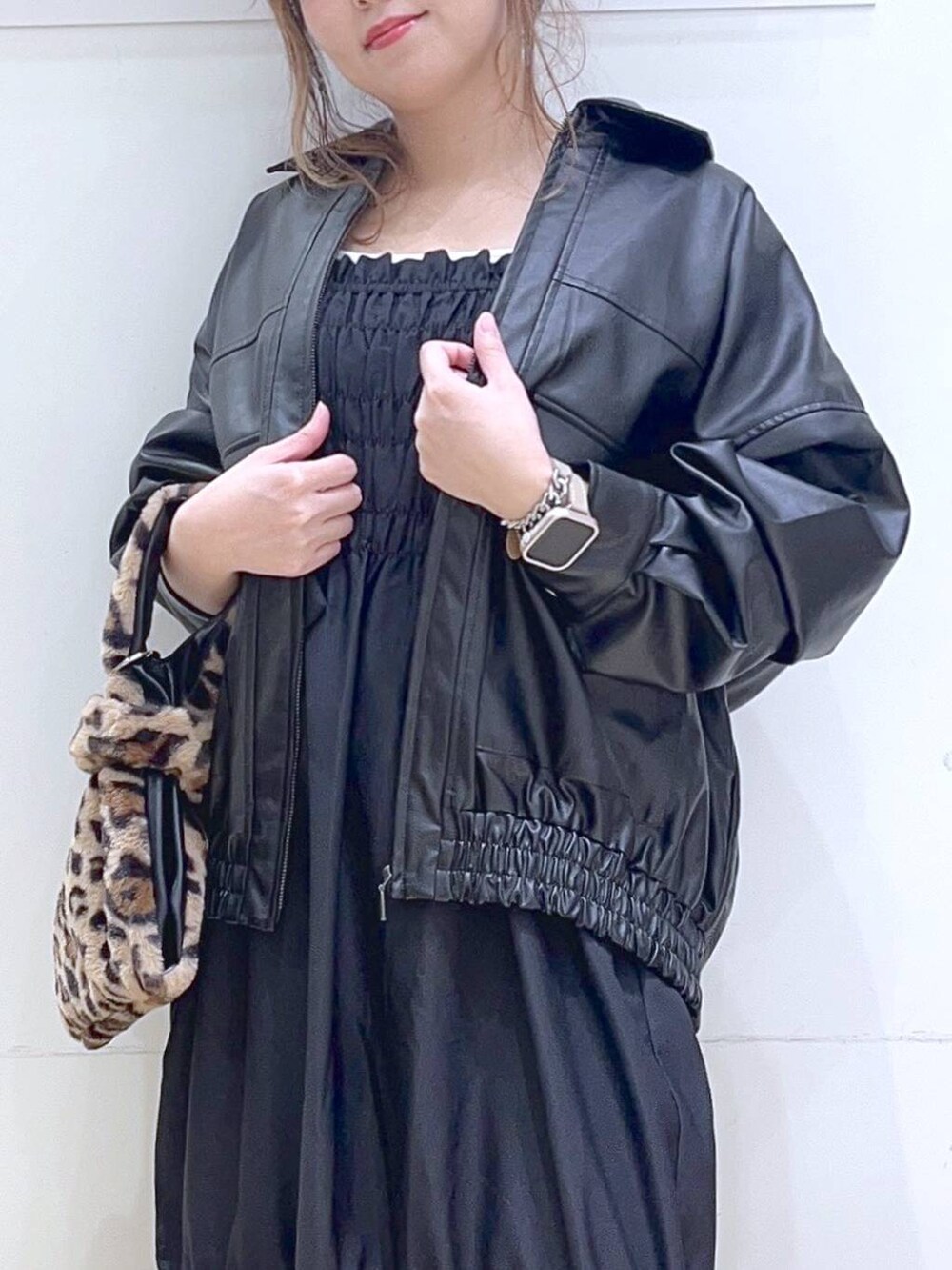 「カジュアル、フェミニン、秋コーデ、秋冬新作、秋服準備はじめました、ママコーデ、楽ちんコーデ、低身長、着痩せ・細見え、体型カバー、ワンピース、レザー、ジャケット、アウター」｜「NEW BALANCEの【new balance（ニューバランス)】ML725(WOMEN)（スニーカー、グレー系）」を使った、ヨシピーさん（レディース・154cm）の秋コーディネートの7枚目の写真