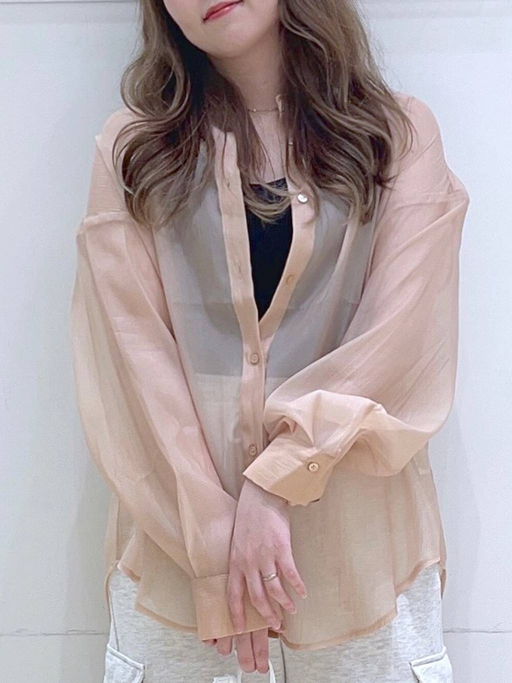「春コーデ、低身長、着痩せ・細見え、体型カバー、シャツ、スウェットパンツ、カジュアル、カジュアルコーデ、ママコーデ、楽ちんコーデ、夏コーデ、はくだけで美脚完成_GLOBAL WORK」｜「LAKOLEのラッフル巾着2WAYショルダーバッグ / 104949（ショルダーバッグ、ホワイト系）」を使った、ヨシピーさん（レディース・154cm）の春コーディネートの6枚目の写真