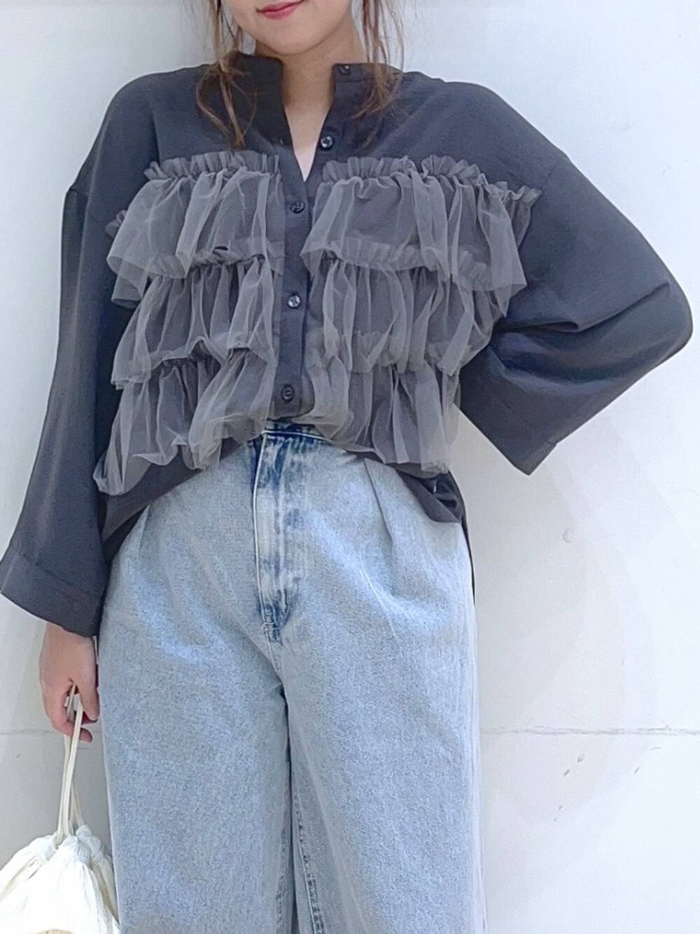 「低身長、着痩せ・細見え、体型カバー、ワイドパンツ、デニムパンツ、シャツ、ブラウス、フェミニン、カジュアル」｜「LAKOLEのウエストフックデニムパンツ / 120686（デニムパンツ、ブルー系）」を使った、ヨシピーさん（レディース・154cm）の夏コーディネートの6枚目の写真