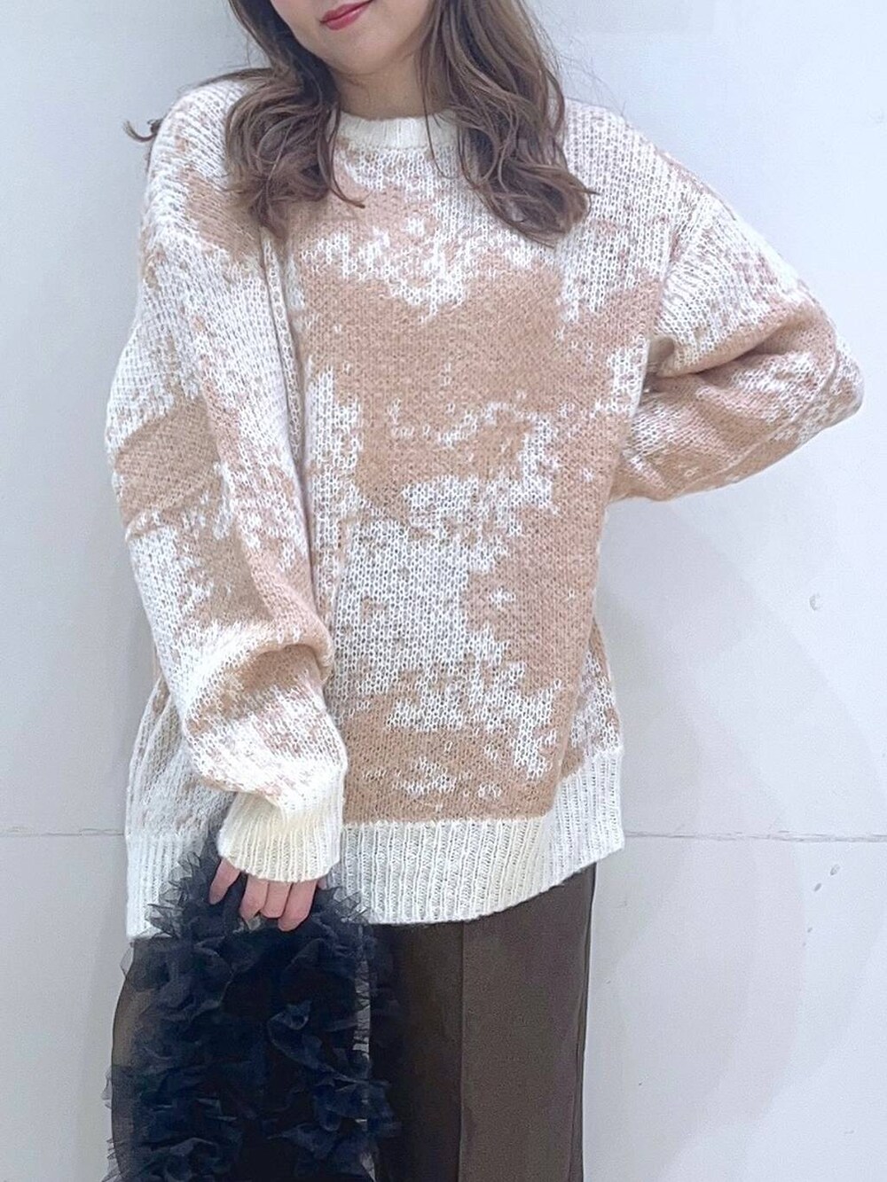 「低身長、着痩せ・細見え、体型カバー、ワイドパンツ、ニット、冬コーデ、カジュアル、カジュアルコーデ、スニーカー」｜「LAKOLEの裏起毛タックイージーパンツ / 248323（その他パンツ、ブラウン系）」を使った、ヨシピーさん（レディース・154cm）の冬コーディネートの7枚目の写真