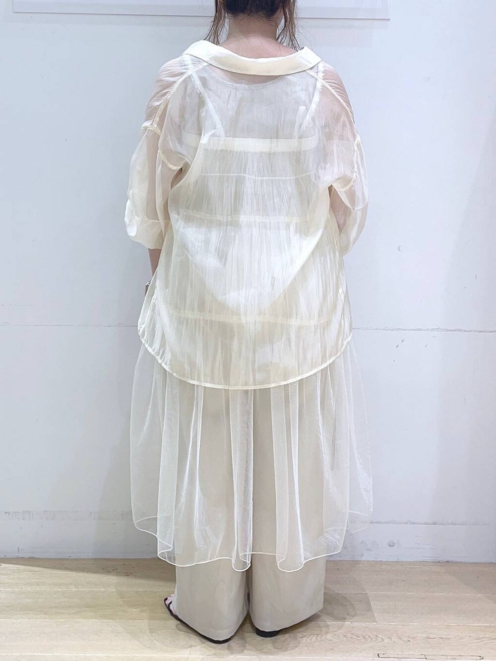 ブラック系のサンダル、ベージュ系のショルダーバッグ、ベージュ系のその他パンツを着用したレディースの夏コーディネートの7枚目の写真