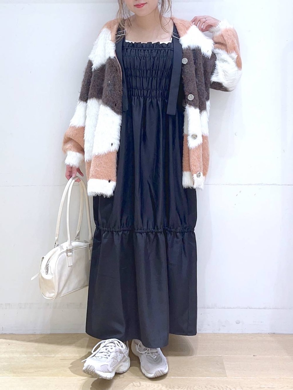 「低身長、着痩せ・細見え、体型カバー、ワンピース、カーディガン、ニット、スニーカー、秋コーデ、秋冬新作、秋服準備はじめました、フェミニン、楽ちんコーデ、ママコーデ」｜「NEW BALANCEの【new balance（ニューバランス)】ML725(WOMEN)（スニーカー、グレー系）」を使った、ヨシピーさん（レディース・154cm）の秋コーディネートの3枚目の写真