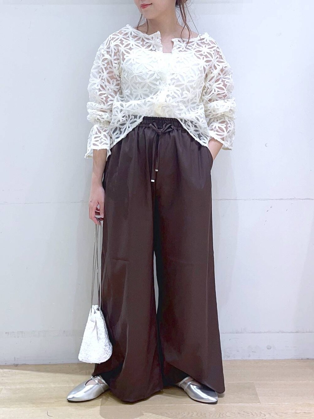 「低身長、着痩せ・細見え、体型カバー、ワイドパンツ、秋コーデ、ブラウス、フェミニン、シンプルコーデ、カジュアルコーデ、きれいめ、きれいめカジュアル、ママコーデ、楽ちんコーデ」｜「LAKOLEのスクエアネックカップキャミ / 106663（キャミソール、ホワイト系）」を使った、ヨシピーさん（レディース・154cm）の夏コーディネートの2枚目の写真