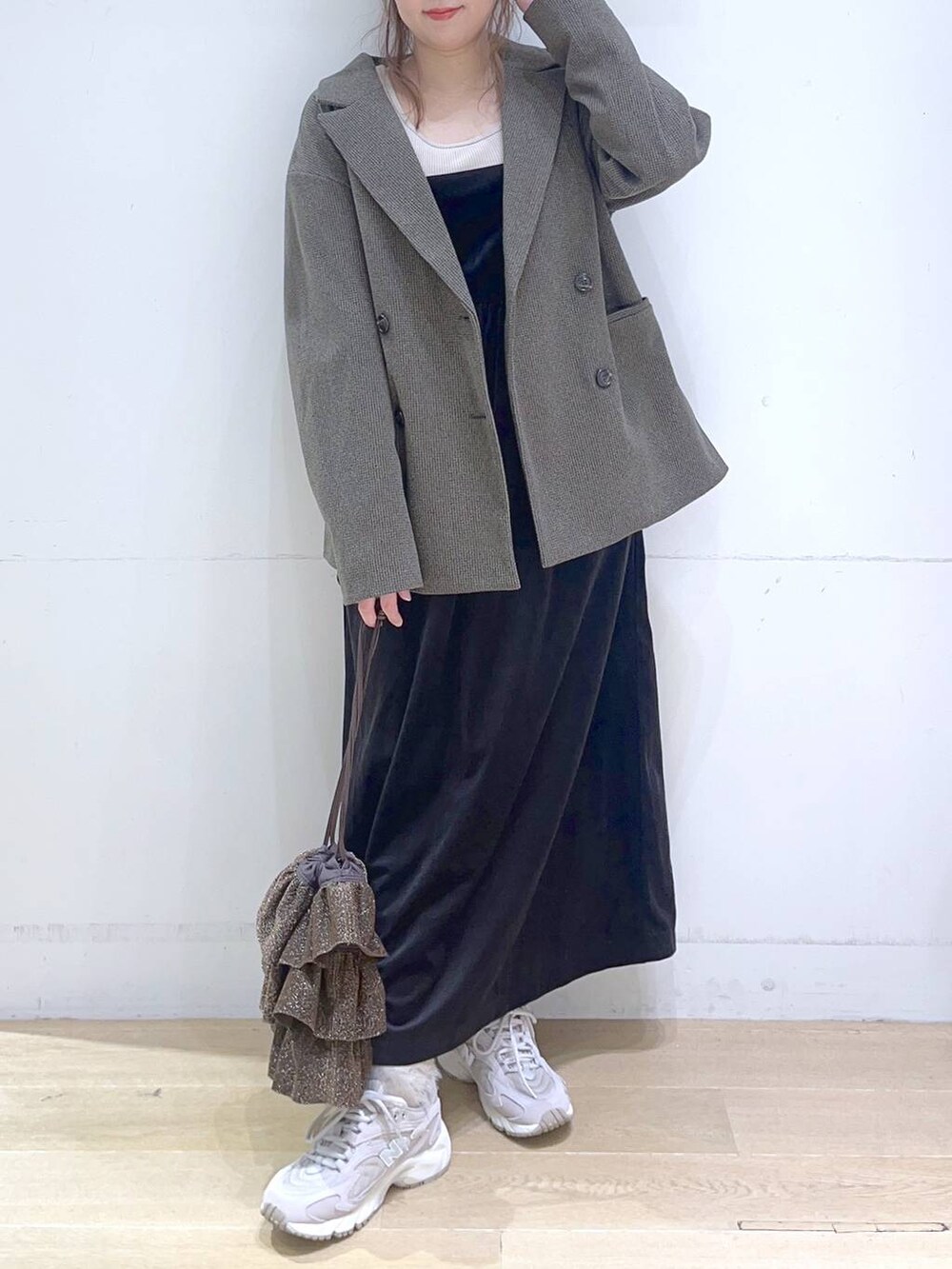「低身長、着痩せ・細見え、体型カバー、ワンピース、コート、ジャケット、アウター、冬コーデ、フェミニン、カジュアル、カジュアルコーデ、デートコーデ、楽ちんコーデ、ママコーデ」｜「NEW BALANCEの【new balance（ニューバランス)】ML725(WOMEN)（スニーカー、グレー系）」を使った、ヨシピーさん（レディース・154cm）の冬コーディネートの2枚目の写真