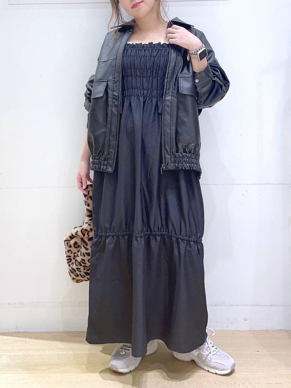 「カジュアル、フェミニン、秋コーデ、秋冬新作、秋服準備はじめました、ママコーデ、楽ちんコーデ、低身長、着痩せ・細見え、体型カバー、ワンピース、レザー、ジャケット、アウター」｜「NEW BALANCEの【new balance（ニューバランス)】ML725(WOMEN)（スニーカー、グレー系）」を使った、ヨシピーさん（レディース・154cm）の秋コーディネートの3枚目の写真