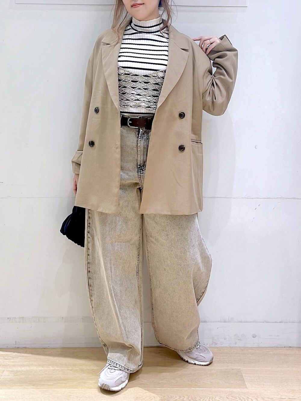「カジュアル、カジュアルコーデ、楽ちんコーデ、ママコーデ、秋服準備はじめました、ジャケット、ニット、デニムパンツ、ビスチェ、スニーカー、低身長、着痩せ・細見え、体型カバー、秋コーデ、秋冬新作」｜「NEW BALANCEの【new balance（ニューバランス)】ML725(WOMEN)（スニーカー、グレー系）」を使った、ヨシピーさん（レディース・154cm）の秋コーディネートの4枚目の写真