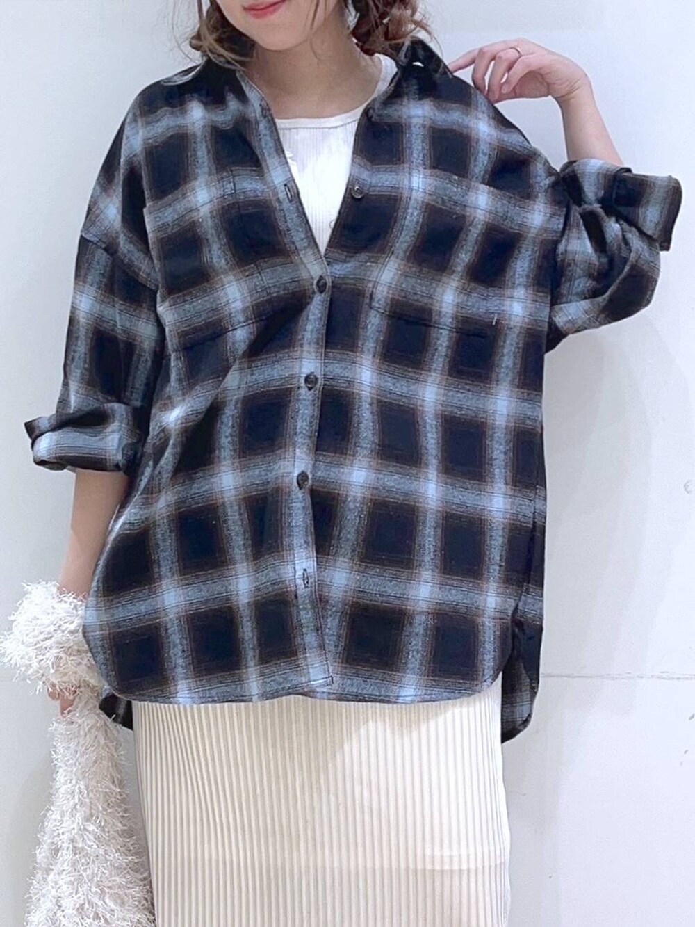「低身長、着痩せ・細見え、体型カバー、楽ちんコーデ、チェック、シャツ、スカート、秋コーデ、秋服準備はじめました、カジュアル、カジュアルコーデ、ママコーデ」｜「LAKOLEの【New Balance/ニューバランス】373W / 103689（スニーカー、ホワイト系）」を使った、ヨシピーさん（レディース・154cm）の秋コーディネートの6枚目の写真