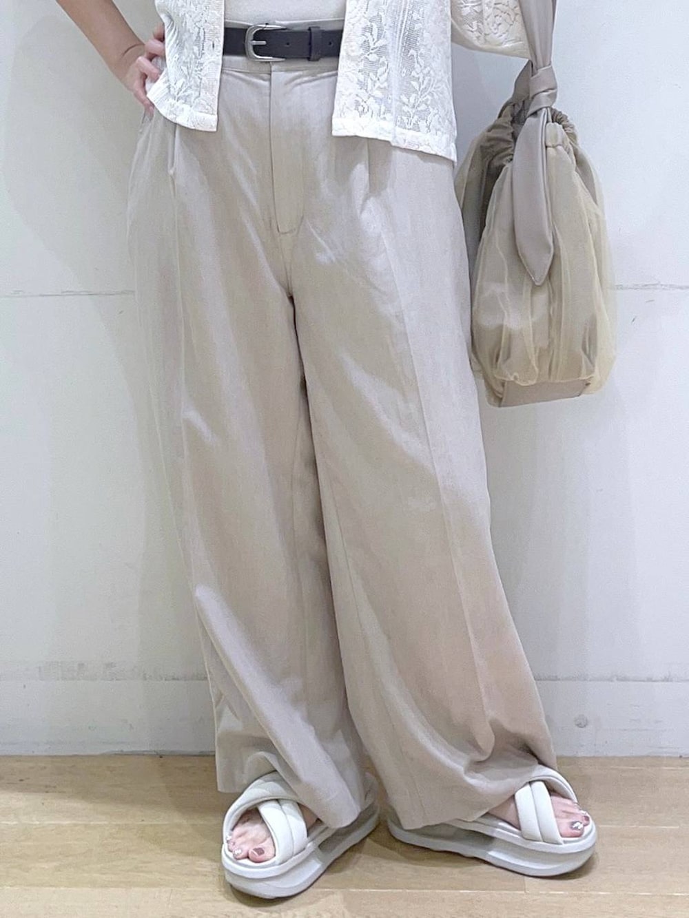 「低身長、着痩せ・細見え、体型カバー、ワイドパンツ、スラックス、ワントーン、ベーシック/シンプル、カジュアルコーデ、きれいめ、きれいめカジュアル、楽ちんコーデ、ママコーデ、女子ウケ」｜「LAKOLEのレースショートシャツ半袖 / 115148（シャツ/ブラウス、ベージュ系）」を使った、ヨシピーさん（レディース・154cm）の夏コーディネートの8枚目の写真