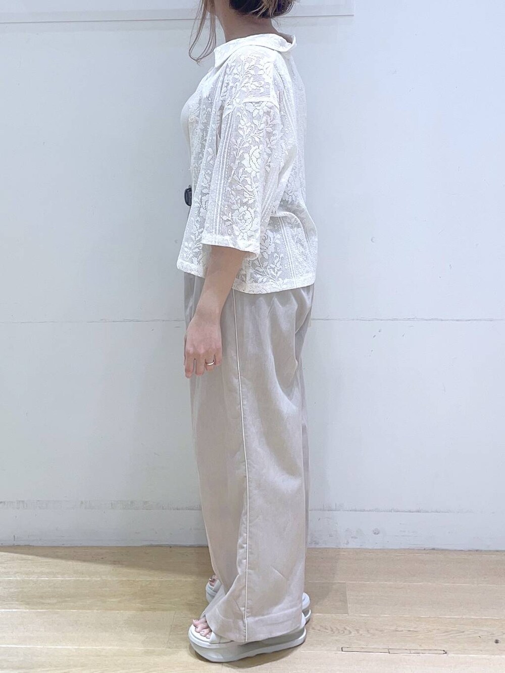 「低身長、着痩せ・細見え、体型カバー、ワイドパンツ、スラックス、ワントーン、ベーシック/シンプル、カジュアルコーデ、きれいめ、きれいめカジュアル、楽ちんコーデ、ママコーデ、女子ウケ」｜「LAKOLEのレースショートシャツ半袖 / 115148（シャツ/ブラウス、ベージュ系）」を使った、ヨシピーさん（レディース・154cm）の夏コーディネートの6枚目の写真