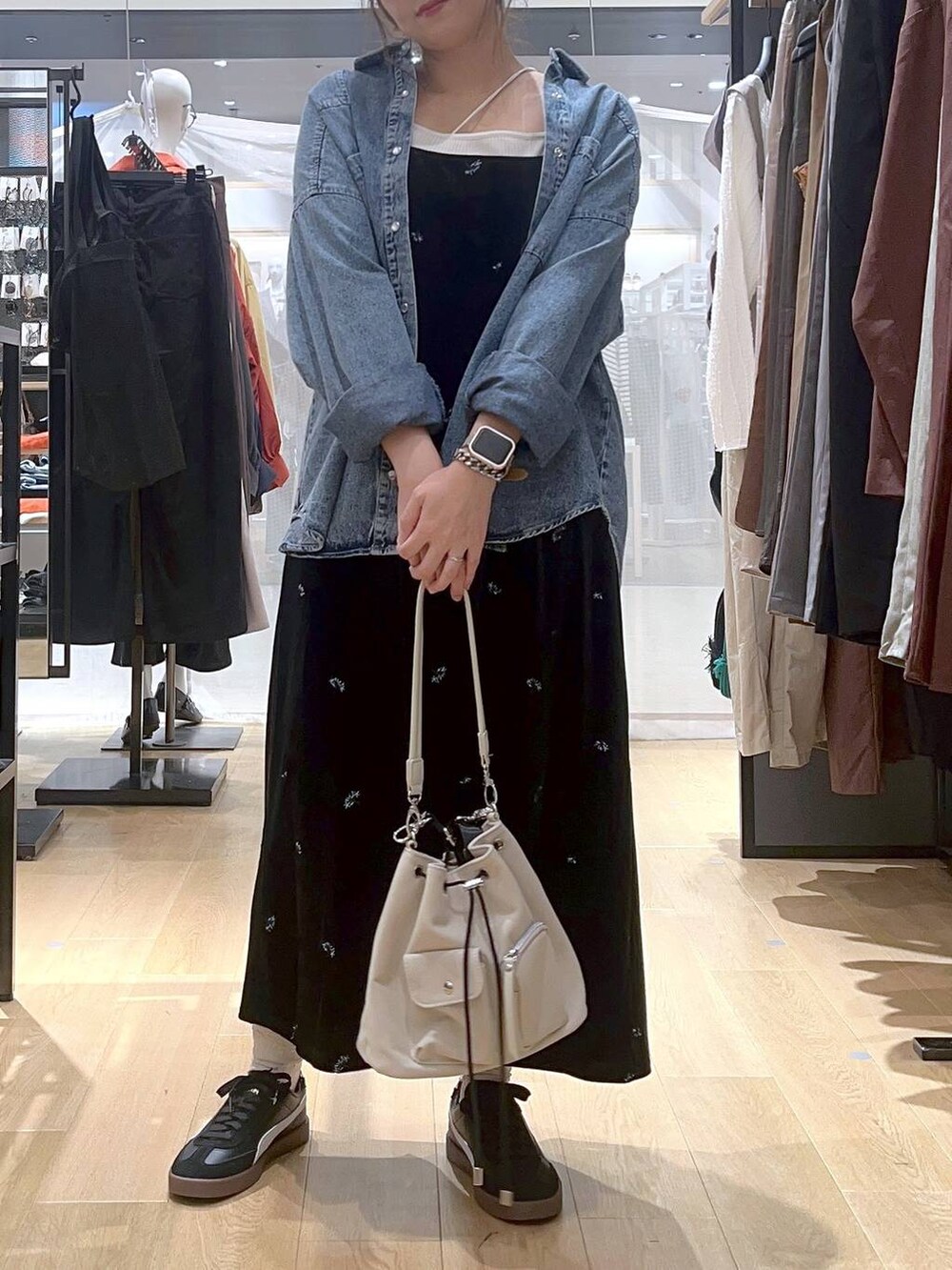 ブルー系のシャツ/ブラウス、ベージュ系のキャミソール、ホワイト系のショルダーバッグを着用したレディースの秋コーディネートの8枚目の写真