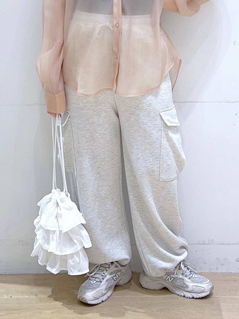 「春コーデ、低身長、着痩せ・細見え、体型カバー、シャツ、スウェットパンツ、カジュアル、カジュアルコーデ、ママコーデ、楽ちんコーデ、夏コーデ、はくだけで美脚完成_GLOBAL WORK」｜「LAKOLEのラッフル巾着2WAYショルダーバッグ / 104949（ショルダーバッグ、ホワイト系）」を使った、ヨシピーさん（レディース・154cm）の春コーディネートの7枚目の写真