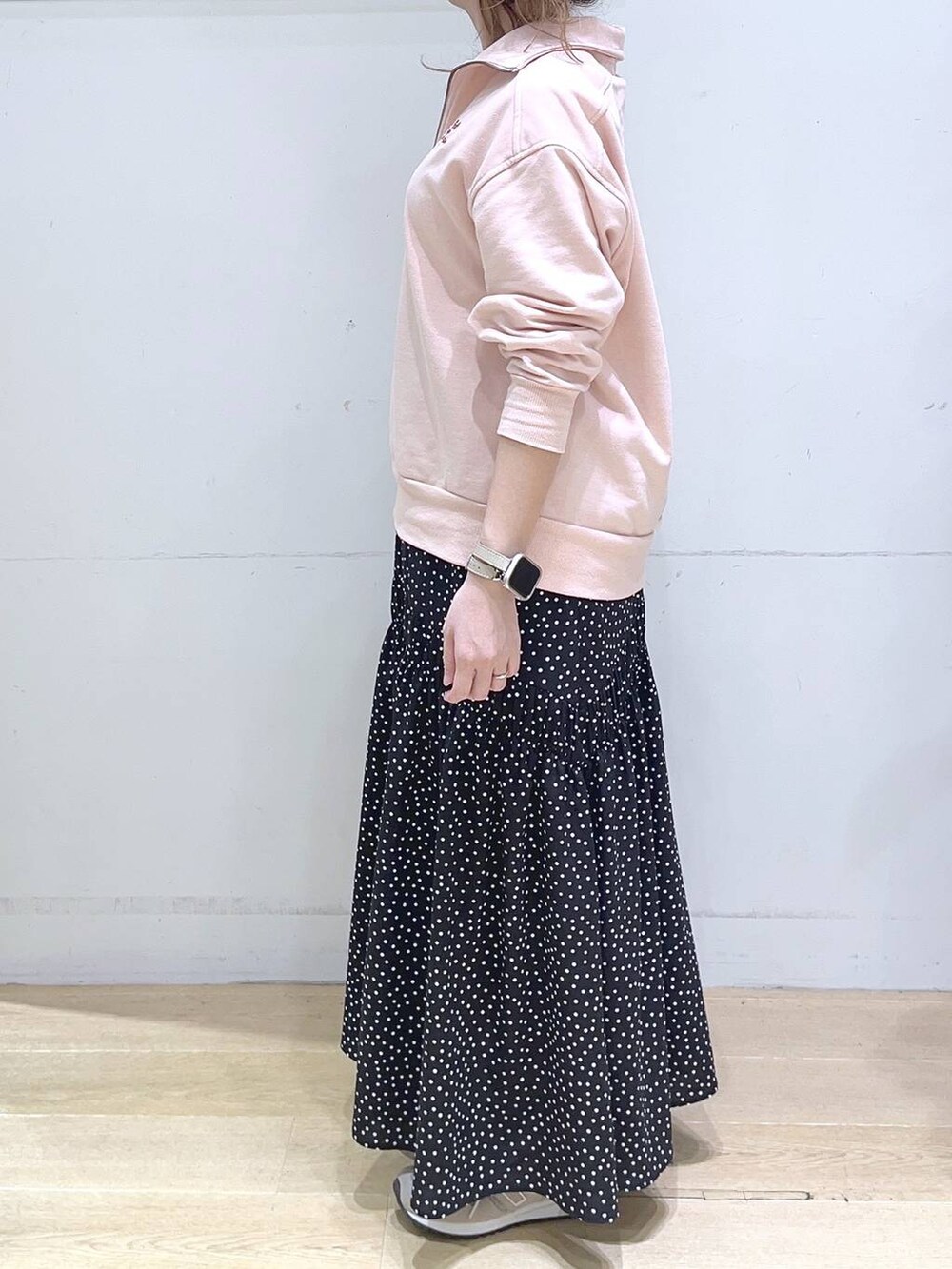 「春コーデ、春色、春服みてみて、スウェット、スカート、カジュアルコーデ、ママコーデ、低身長、着痩せ・細見え、体型カバー、楽ちんコーデ」｜「LAKOLEのプリーツラッフル2WAYショルダーバッグ / 288796（ショルダーバッグ、ベージュ系）」を使った、ヨシピーさん（レディース・154cm）の冬コーディネートの5枚目の写真