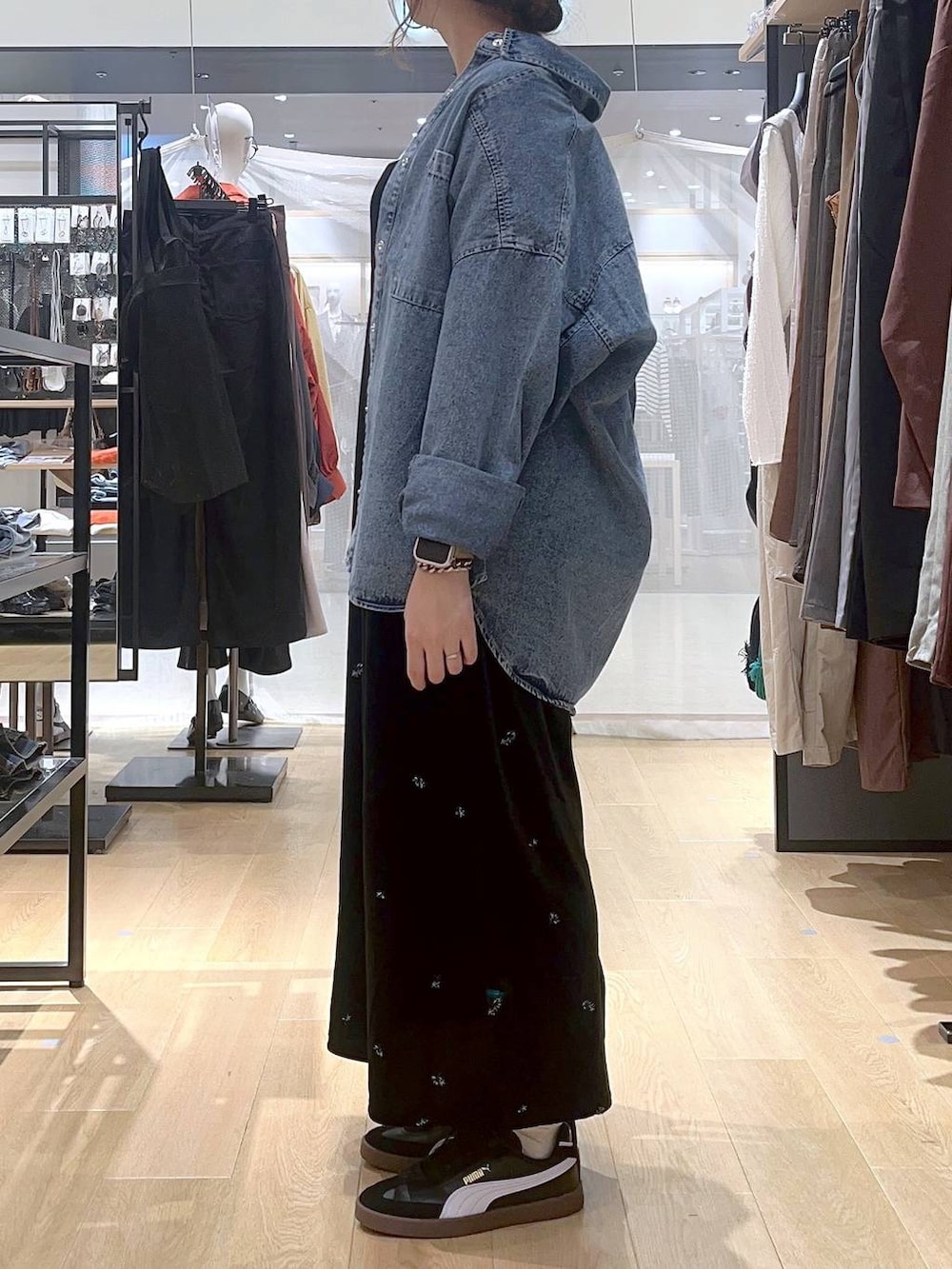 ブルー系のシャツ/ブラウス、ベージュ系のキャミソール、ホワイト系のショルダーバッグを着用したレディースの秋コーディネートの5枚目の写真