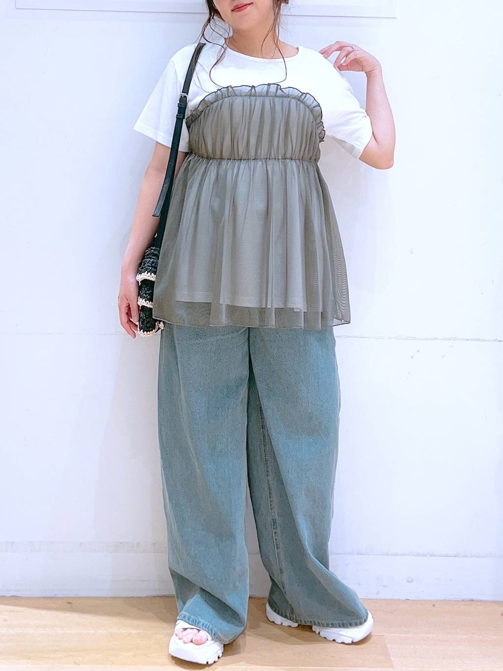 「低身長、着痩せ・細見え、体型カバー、デニムパンツ、ワイドパンツ、Tシャツ、夏コーデ、カジュアル、カジュアルコーデ、ママコーデ、女子会」｜「LAKOLEのウエストフックデニムパンツ / 120686（デニムパンツ、ブルー系）」を使った、ヨシピーさん（レディース・154cm）の春コーディネートの2枚目の写真