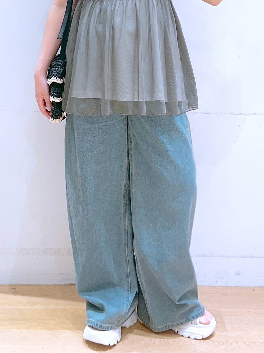 「低身長、着痩せ・細見え、体型カバー、デニムパンツ、ワイドパンツ、Tシャツ、夏コーデ、カジュアル、カジュアルコーデ、ママコーデ、女子会」｜「LAKOLEのウエストフックデニムパンツ / 120686（デニムパンツ、ブルー系）」を使った、ヨシピーさん（レディース・154cm）の春コーディネートの7枚目の写真