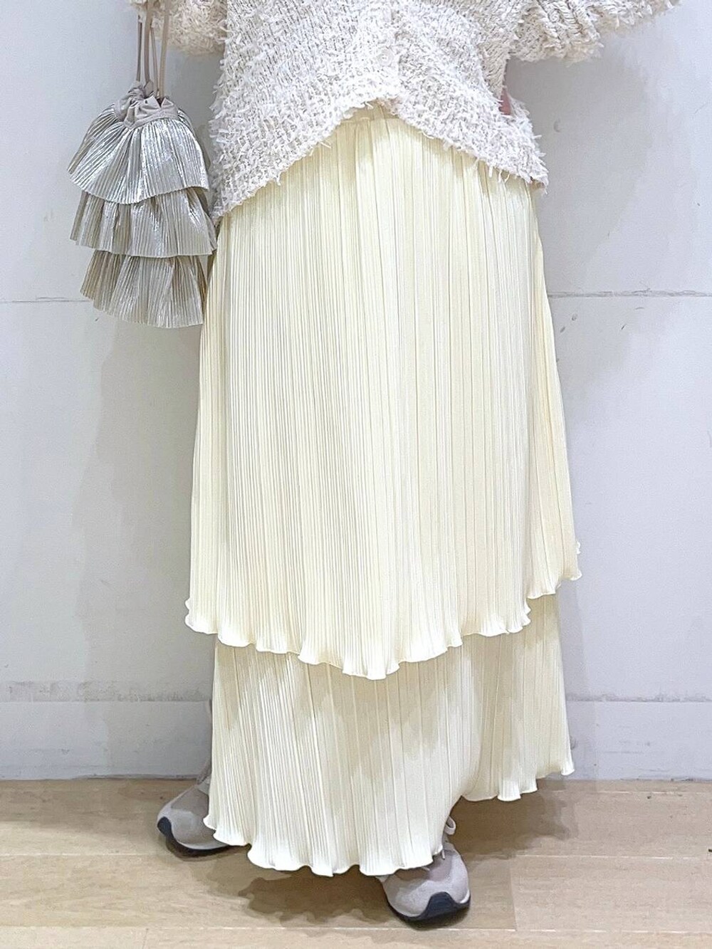 「低身長、着痩せ・細見え、体型カバー、春色、春コーデ、春服みてみて、カーディガン、スカート、デートコーデ、フェミニン」｜「LAKOLEのスクエアネックカップキャミ / 106663（キャミソール、ホワイト系）」を使った、ヨシピーさん（レディース・154cm）の冬コーディネートの7枚目の写真