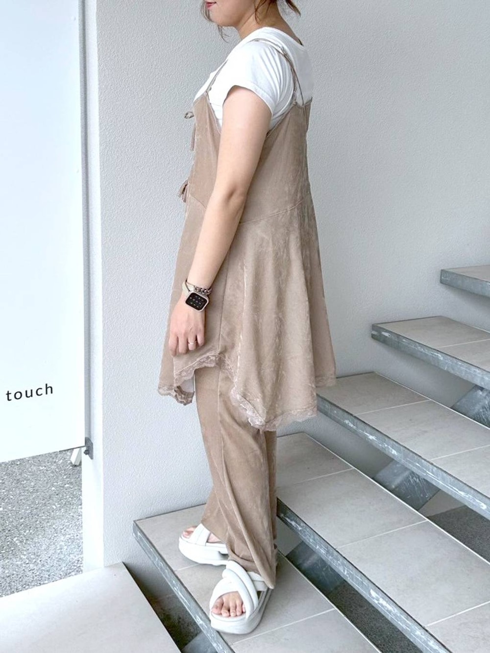 「低身長、着痩せ・細見え、体型カバー、ブランドミックス、キャミソール、ワイドパンツ、セットアップ、ワントーン、ベーシック/シンプル、夏コーデ、カジュアルコーデ、カジュアル、ママコーデ、女子ウケ」｜「LEPSIMの大判レーススカーフ　495476（バンダナ/スカーフ、ホワイト系）」を使った、ヨシピーさん（レディース・154cm）の夏コーディネートの5枚目の写真