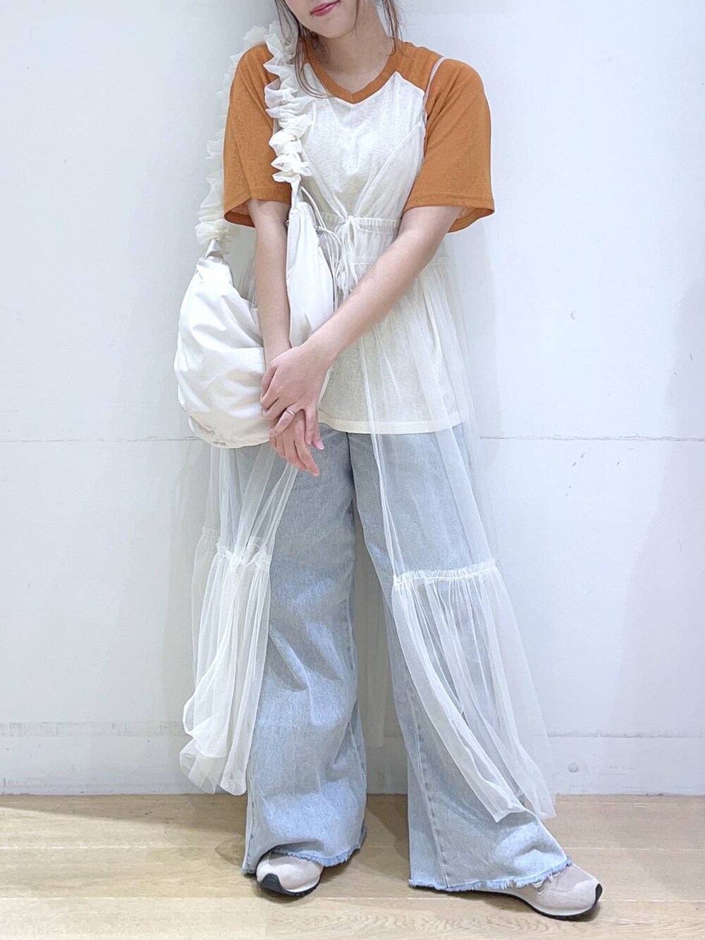 「ワイドパンツ、Tシャツ、低身長、着痩せ・細見え、体型カバー、ワンピース、デニムパンツ、夏コーデ、楽ちんコーデ、カジュアル、カジュアルコーデ、ママコーデ」｜「LAKOLEのチュールキャミワンピース / 102233（ワンピース、ホワイト系）」を使った、ヨシピーさん（レディース・154cm）の夏コーディネートの4枚目の写真
