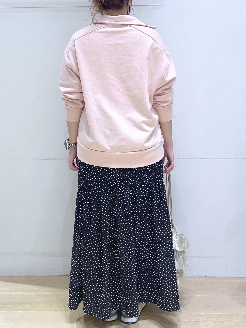 「春コーデ、春色、春服みてみて、スウェット、スカート、カジュアルコーデ、ママコーデ、低身長、着痩せ・細見え、体型カバー、楽ちんコーデ」｜「LAKOLEのプリーツラッフル2WAYショルダーバッグ / 288796（ショルダーバッグ、ベージュ系）」を使った、ヨシピーさん（レディース・154cm）の冬コーディネートの6枚目の写真