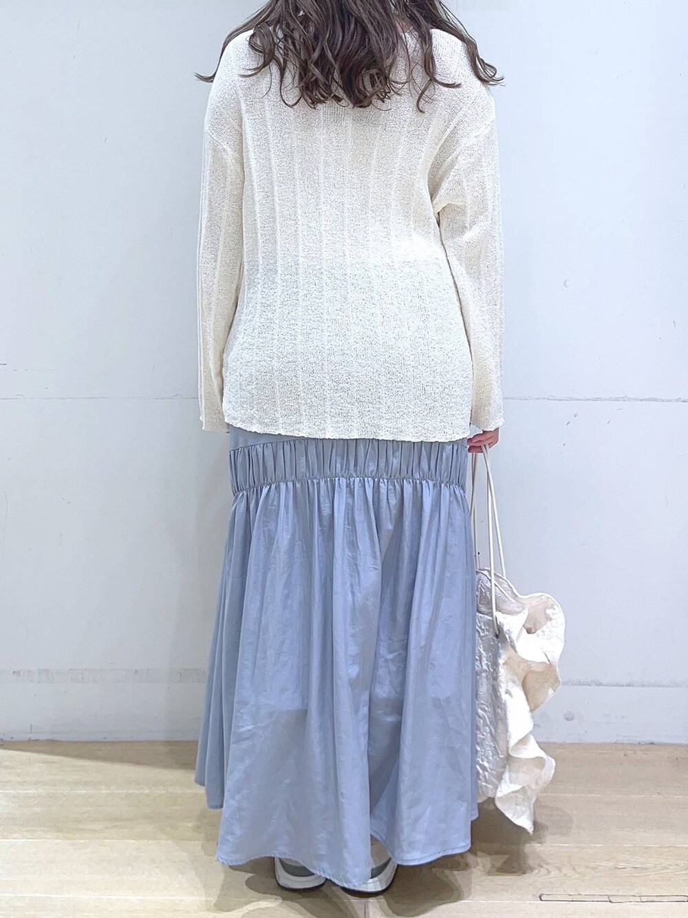 「低身長、着痩せ・細見え、体型カバー、ニット、スカート、春コーデ、春色、春服みてみて、春夏コーデ、フェミニン、カジュアル」｜「LAKOLEのジャガードラッフルボリュームショルダーバッグ / 288655（ショルダーバッグ、ホワイト系）」を使った、ヨシピーさん（レディース・154cm）の冬コーディネートの7枚目の写真