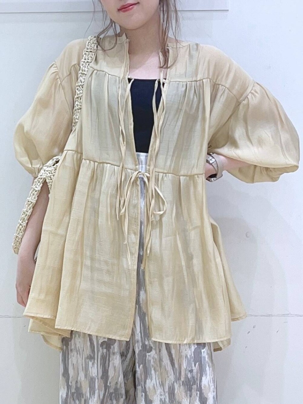 ホワイト系のサンダル、ホワイト系のトートバッグ、ベージュ系のその他パンツを着用したレディースの春コーディネートの7枚目の写真