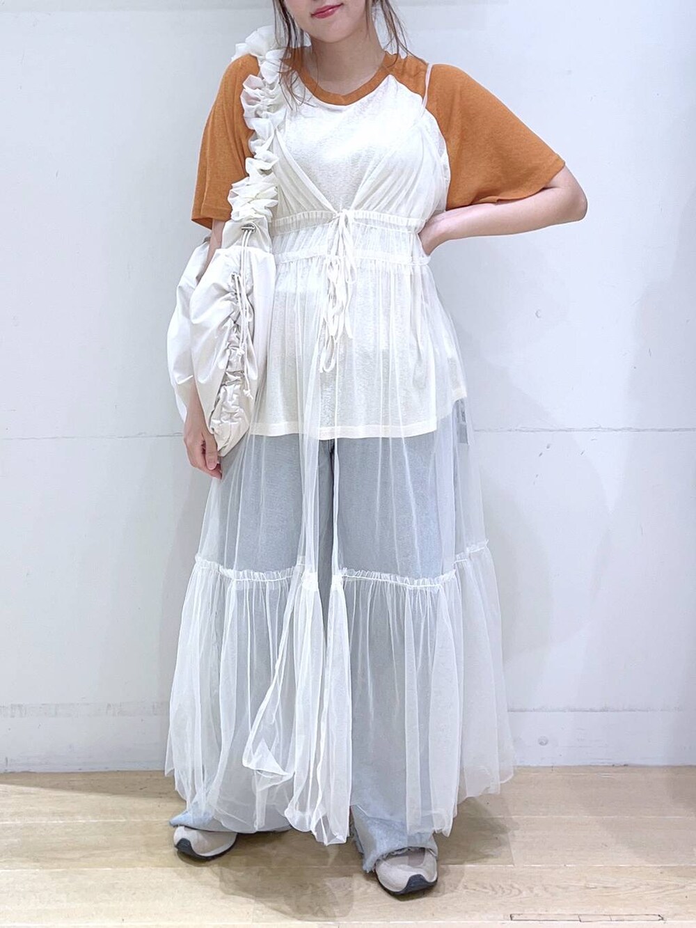 「ワイドパンツ、Tシャツ、低身長、着痩せ・細見え、体型カバー、ワンピース、デニムパンツ、夏コーデ、楽ちんコーデ、カジュアル、カジュアルコーデ、ママコーデ」｜「LAKOLEのチュールキャミワンピース / 102233（ワンピース、ホワイト系）」を使った、ヨシピーさん（レディース・154cm）の夏コーディネートの2枚目の写真