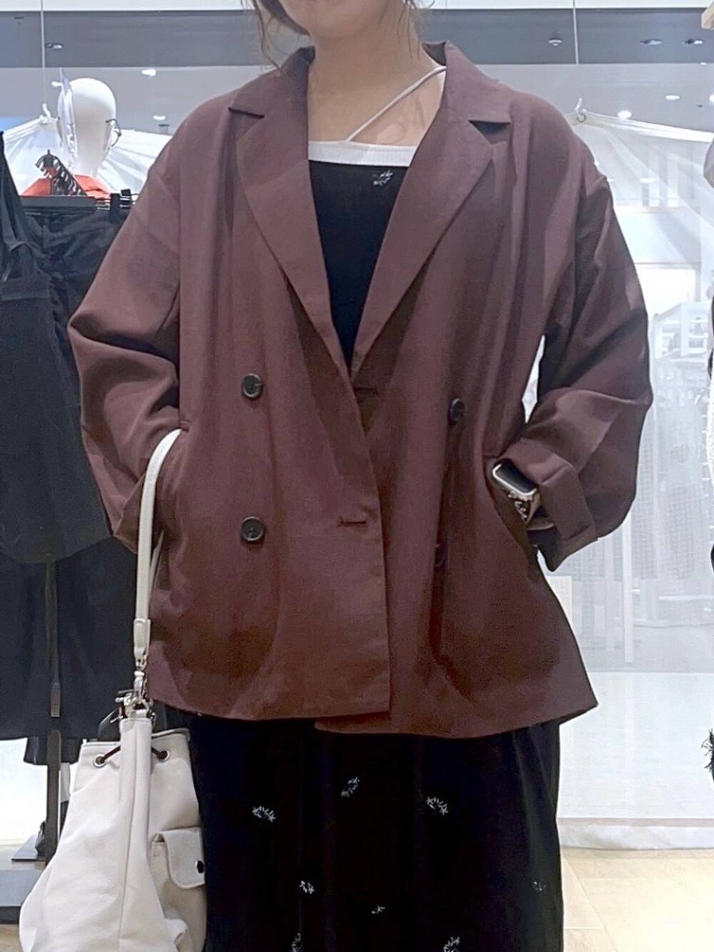 ベージュ系のキャミソール、ホワイト系のショルダーバッグ、レッド系のテーラードジャケットを着用したレディースの秋コーディネートの6枚目の写真