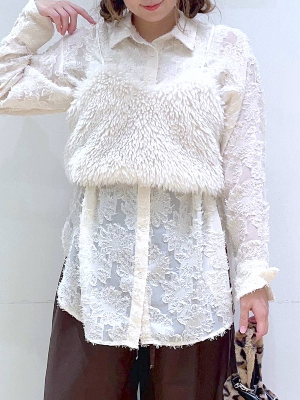 「低身長、着痩せ・細見え、体型カバー、ビスチェ、秋コーデ、秋冬新作、秋服準備はじめました、シャツ、ブラウス、ワイドパンツ、カジュアル、フェミニン、楽ちんコーデ、ママコーデ」｜「LAKOLEのシープファービスチェ / 129629（ベスト、ホワイト系）」を使った、ヨシピーさん（レディース・154cm）の秋コーディネートの6枚目の写真