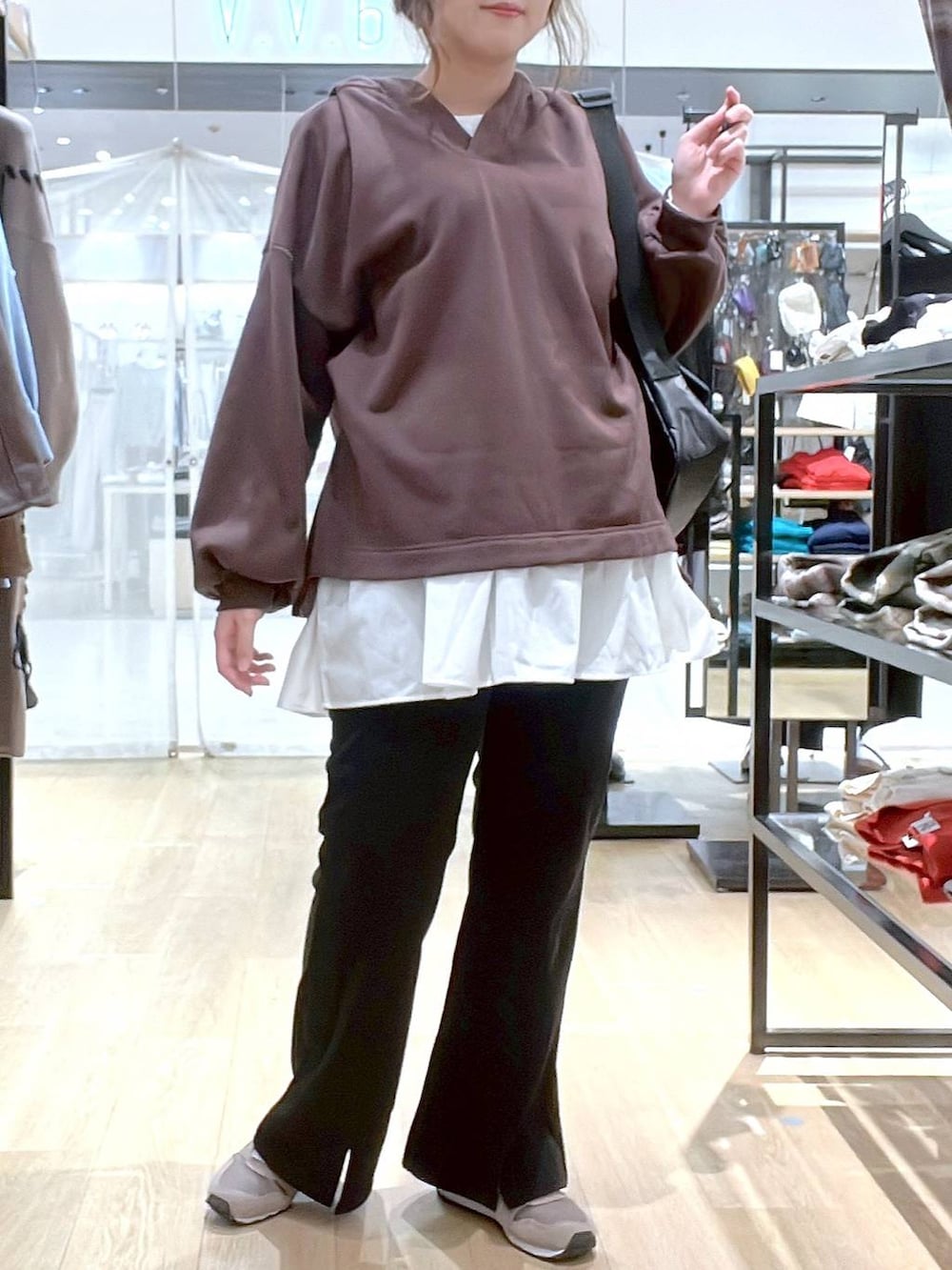 ブラウン系のスニーカー、ホワイト系のTシャツ/カットソー、ブラック系のその他パンツを着用したレディースの秋コーディネートの3枚目の写真