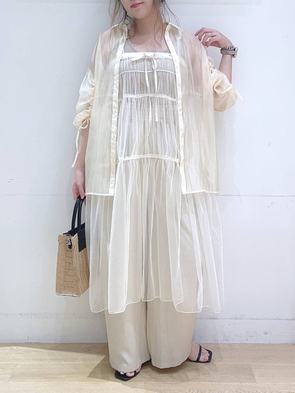 ブラック系のサンダル、ベージュ系のショルダーバッグ、ベージュ系のその他パンツを着用したレディースの夏コーディネートの9枚目の写真