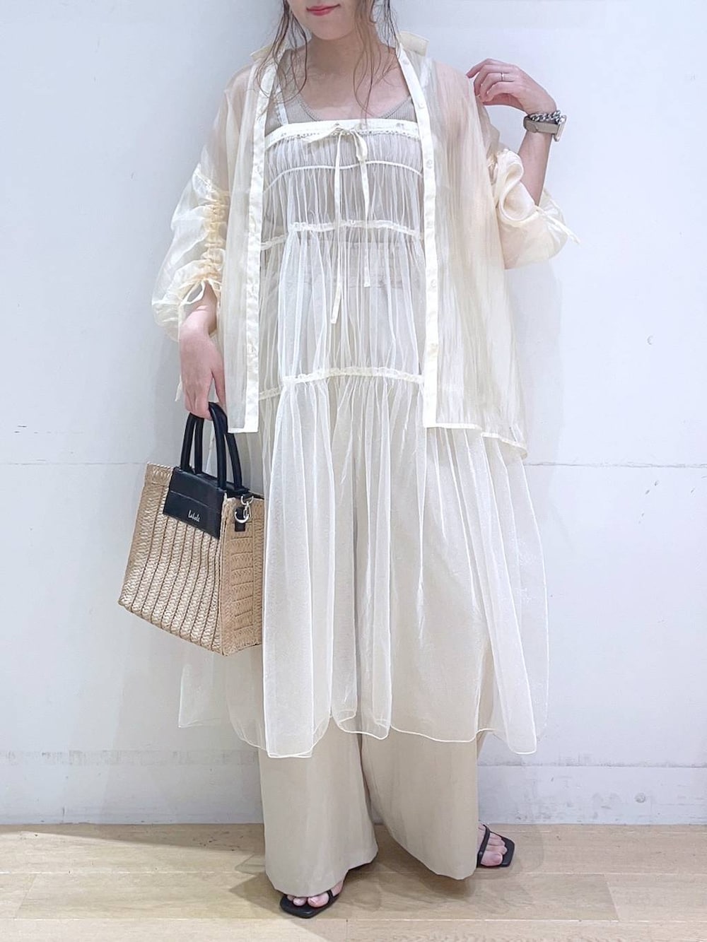 ブラック系のサンダル、ベージュ系のショルダーバッグ、ベージュ系のその他パンツを着用したレディースの夏コーディネートの5枚目の写真