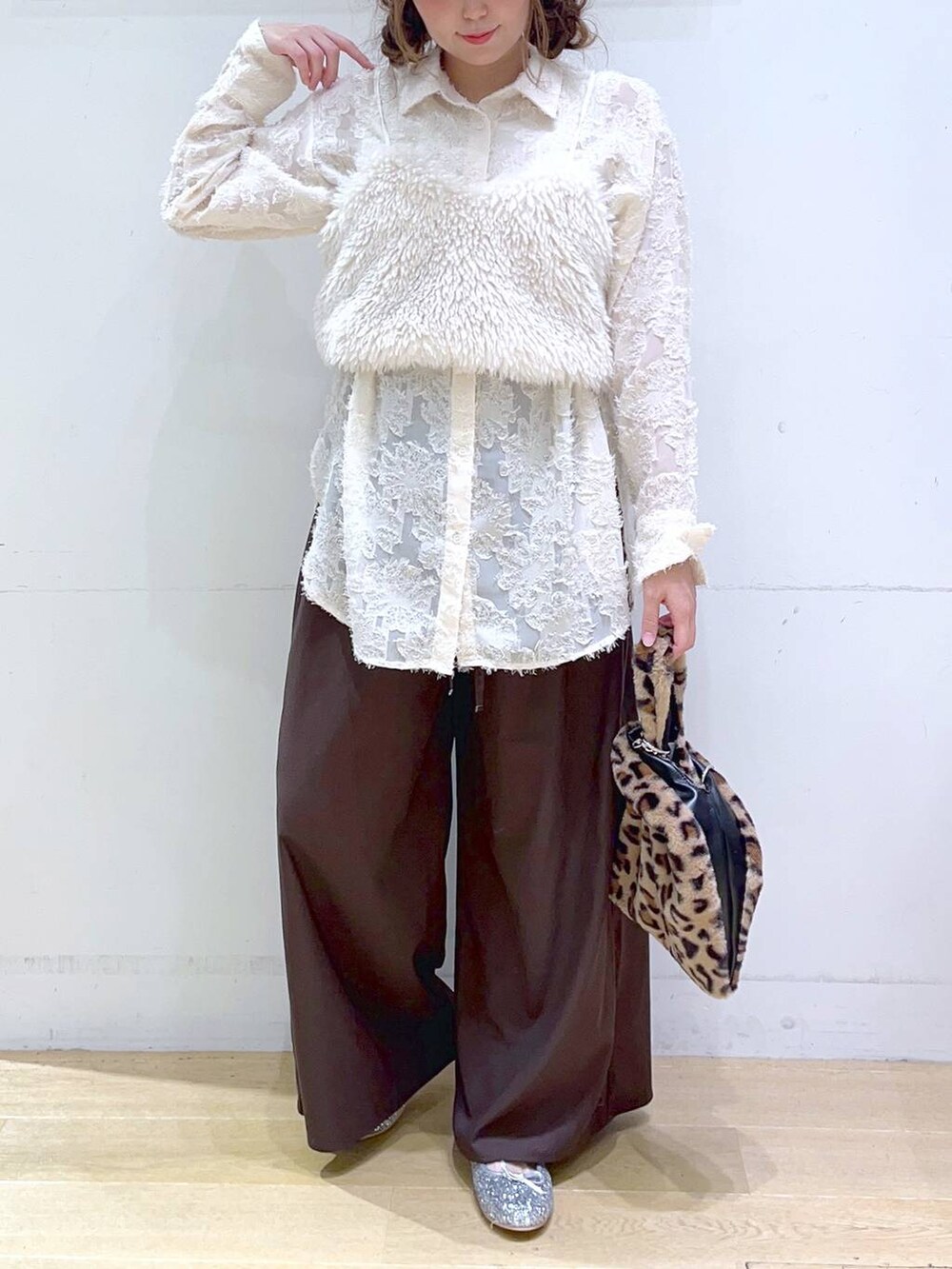 「低身長、着痩せ・細見え、体型カバー、ビスチェ、秋コーデ、秋冬新作、秋服準備はじめました、シャツ、ブラウス、ワイドパンツ、カジュアル、フェミニン、楽ちんコーデ、ママコーデ」｜「LAKOLEのシープファービスチェ / 129629（ベスト、ホワイト系）」を使った、ヨシピーさん（レディース・154cm）の秋コーディネートの3枚目の写真