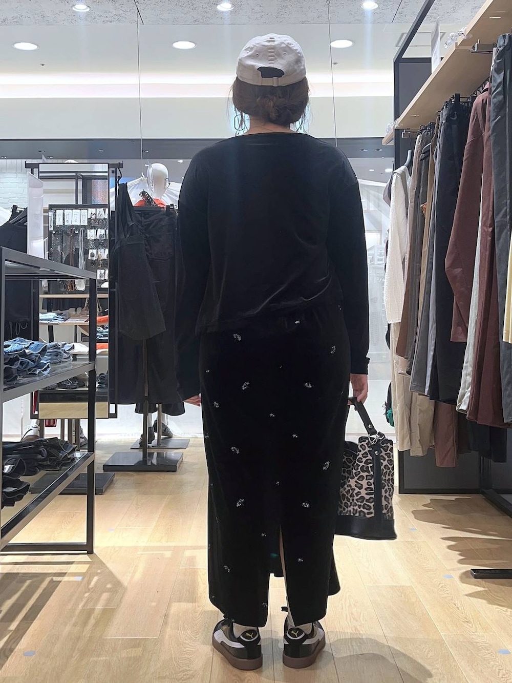 「低身長、着痩せ・細見え、体型カバー、ワンピース、秋コーデ、秋服準備はじめました、秋冬新作、カーディガン、大人カジュアル、きれいめカジュアル、デートコーデ、ママコーデ、楽ちんコーデ」｜「LEPSIMの【NEW ERA】920コットンFLAX　253247（キャップ、ホワイト系）」を使った、ヨシピーさん（レディース・154cm）の秋コーディネートの4枚目の写真