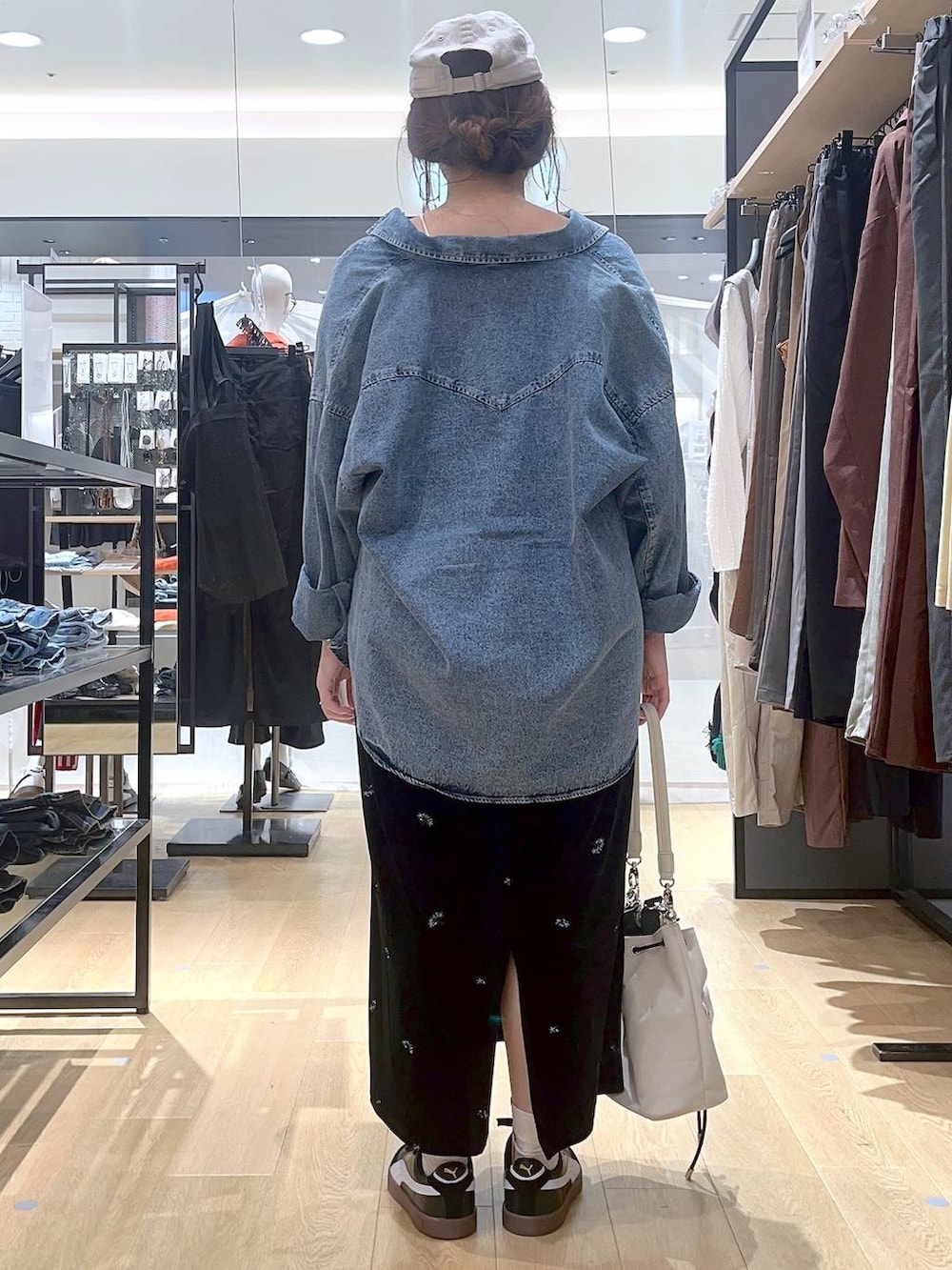 ブルー系のシャツ/ブラウス、ベージュ系のキャミソール、ホワイト系のショルダーバッグを着用したレディースの秋コーディネートの6枚目の写真