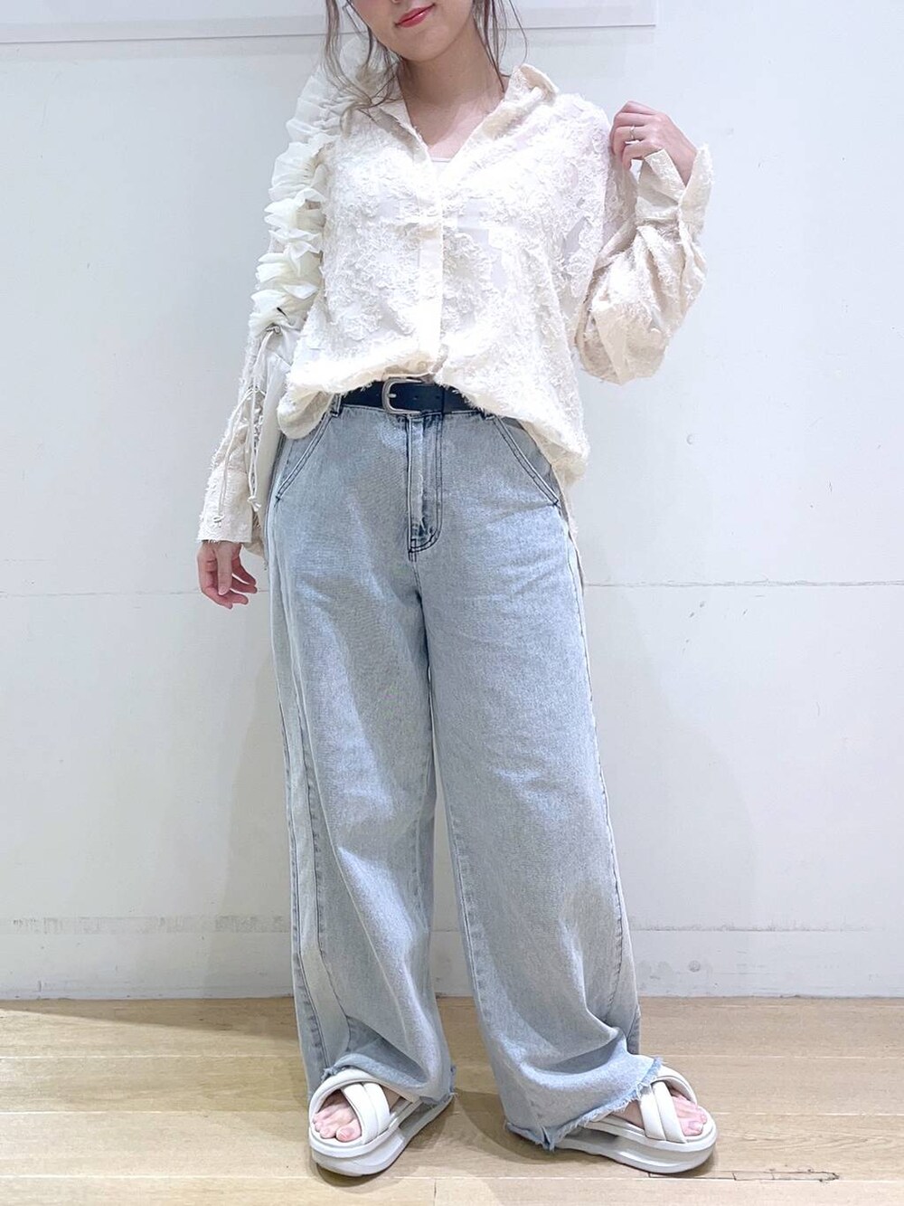 「低身長、着痩せ・細見え、デニムパンツ、シャツ、楽ちんコーデ、カジュアル、体型カバー、秋コーデ、秋服準備はじめました、ママコーデ」｜「LAKOLEのサイドラインデニムパンツ / 124570（デニムパンツ、ブルー系）」を使った、ヨシピーさん（レディース・154cm）の秋コーディネートの9枚目の写真