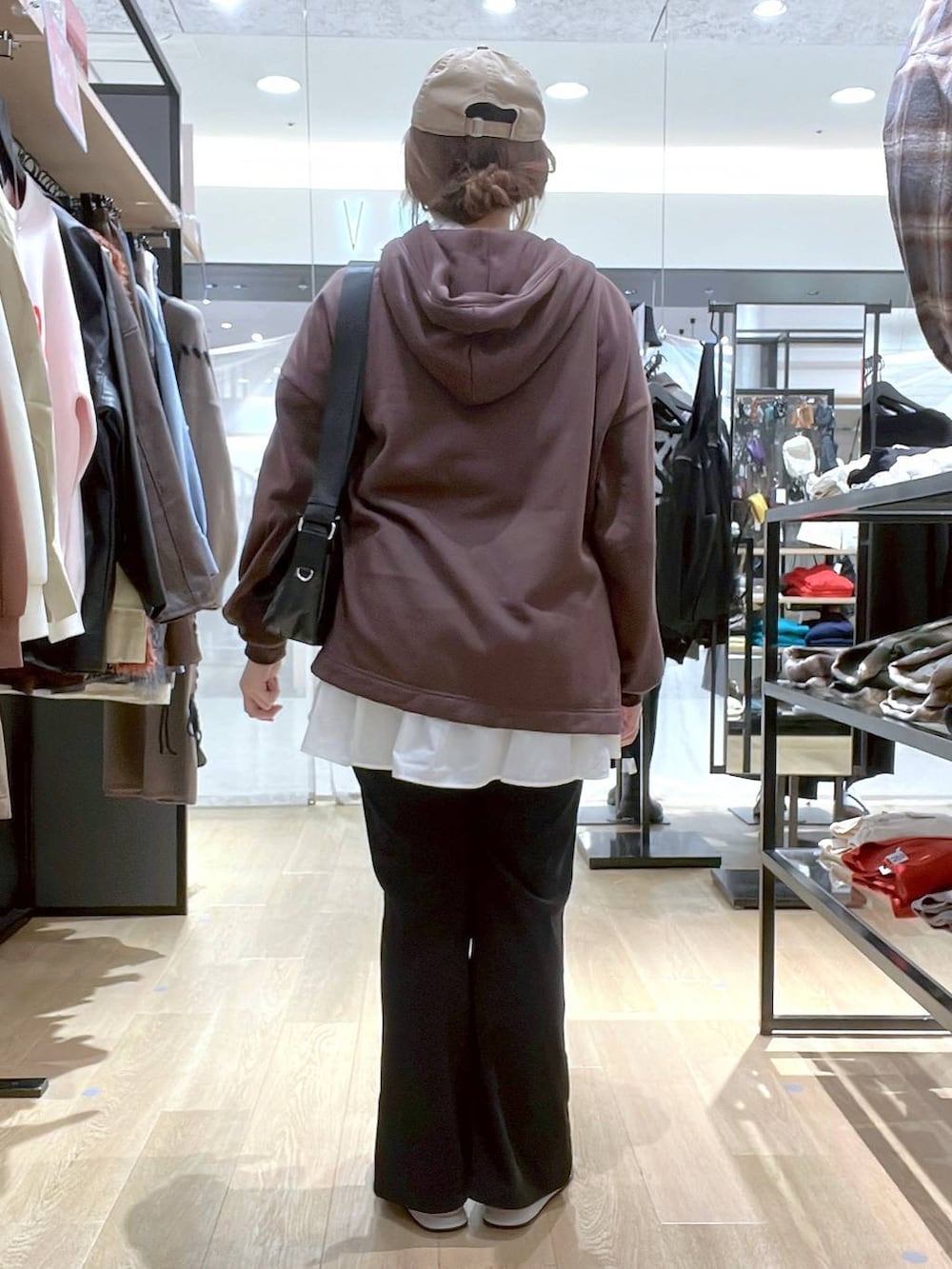 ブラウン系のスニーカー、ホワイト系のTシャツ/カットソー、ブラック系のその他パンツを着用したレディースの秋コーディネートの6枚目の写真