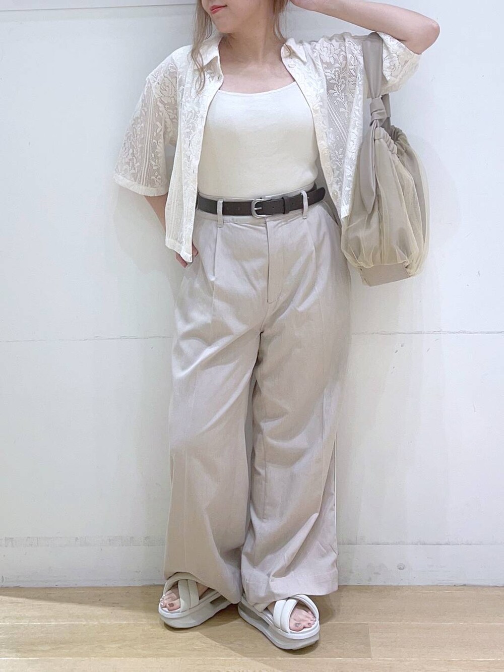 「低身長、着痩せ・細見え、体型カバー、ワイドパンツ、スラックス、ワントーン、ベーシック/シンプル、カジュアルコーデ、きれいめ、きれいめカジュアル、楽ちんコーデ、ママコーデ、女子ウケ」｜「LAKOLEのレースショートシャツ半袖 / 115148（シャツ/ブラウス、ベージュ系）」を使った、ヨシピーさん（レディース・154cm）の夏コーディネートの3枚目の写真