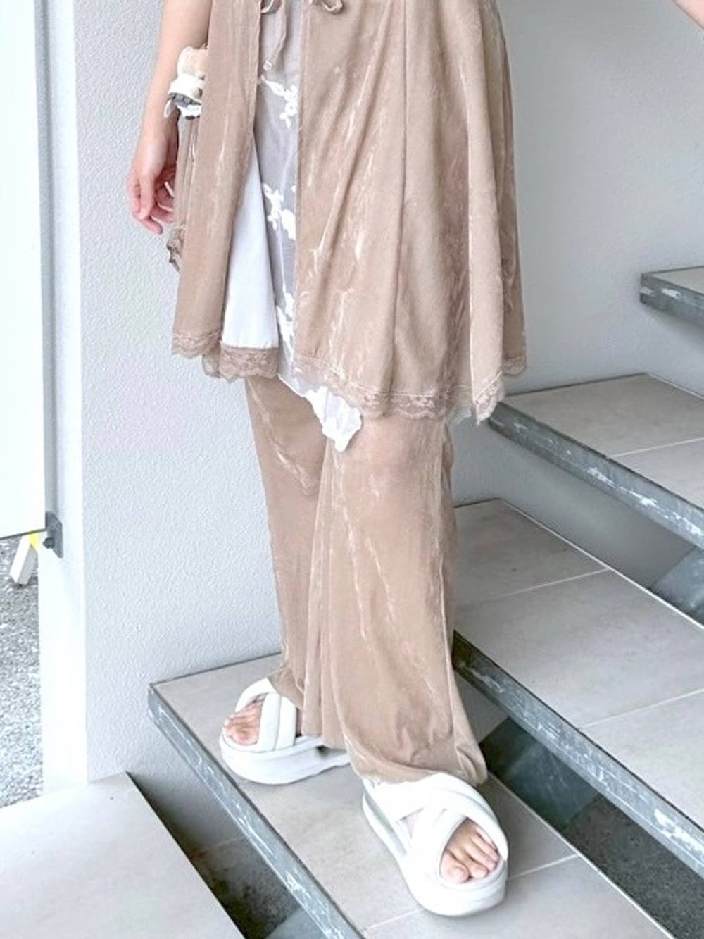 「低身長、着痩せ・細見え、体型カバー、ブランドミックス、キャミソール、ワイドパンツ、セットアップ、ワントーン、ベーシック/シンプル、夏コーデ、カジュアルコーデ、カジュアル、ママコーデ、女子ウケ」｜「LEPSIMの大判レーススカーフ　495476（バンダナ/スカーフ、ホワイト系）」を使った、ヨシピーさん（レディース・154cm）の夏コーディネートの7枚目の写真
