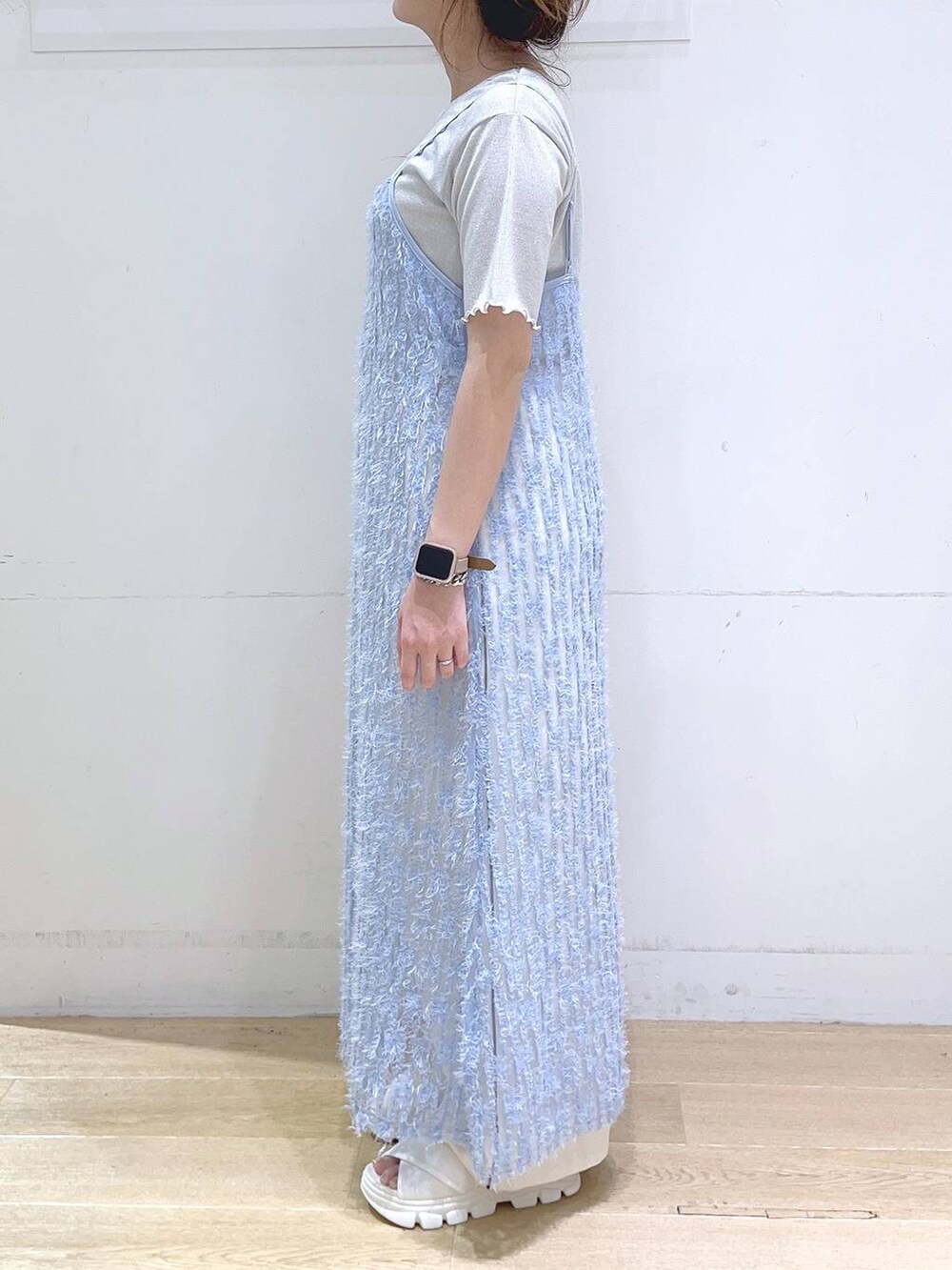 ホワイト系のサンダル、ブルー系のワンピース、ベージュ系のショルダーバッグを着用したレディースの春コーディネートの5枚目の写真