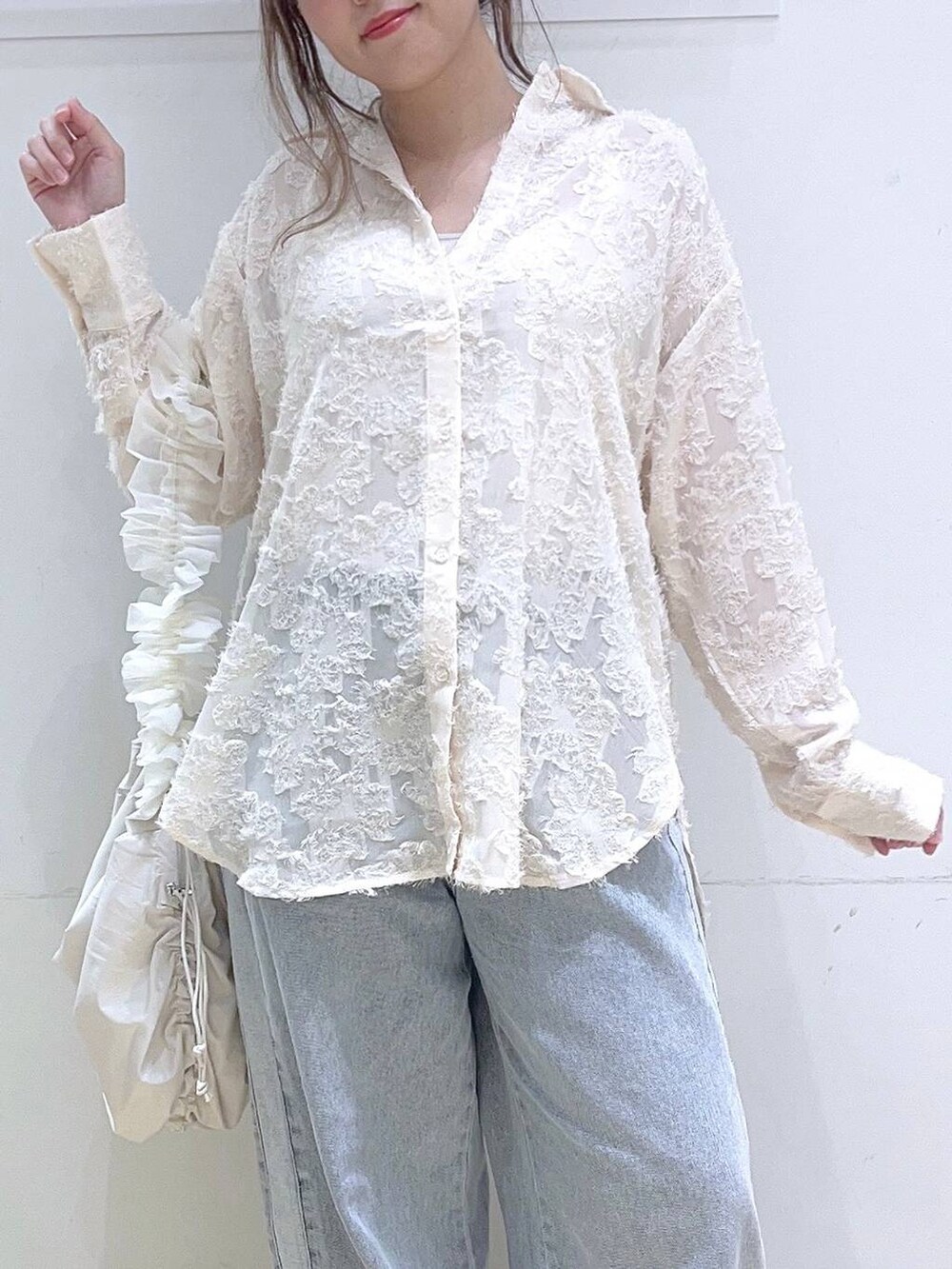 「低身長、着痩せ・細見え、デニムパンツ、シャツ、楽ちんコーデ、カジュアル、体型カバー、秋コーデ、秋服準備はじめました、ママコーデ」｜「LAKOLEのサイドラインデニムパンツ / 124570（デニムパンツ、ブルー系）」を使った、ヨシピーさん（レディース・154cm）の秋コーディネートの6枚目の写真