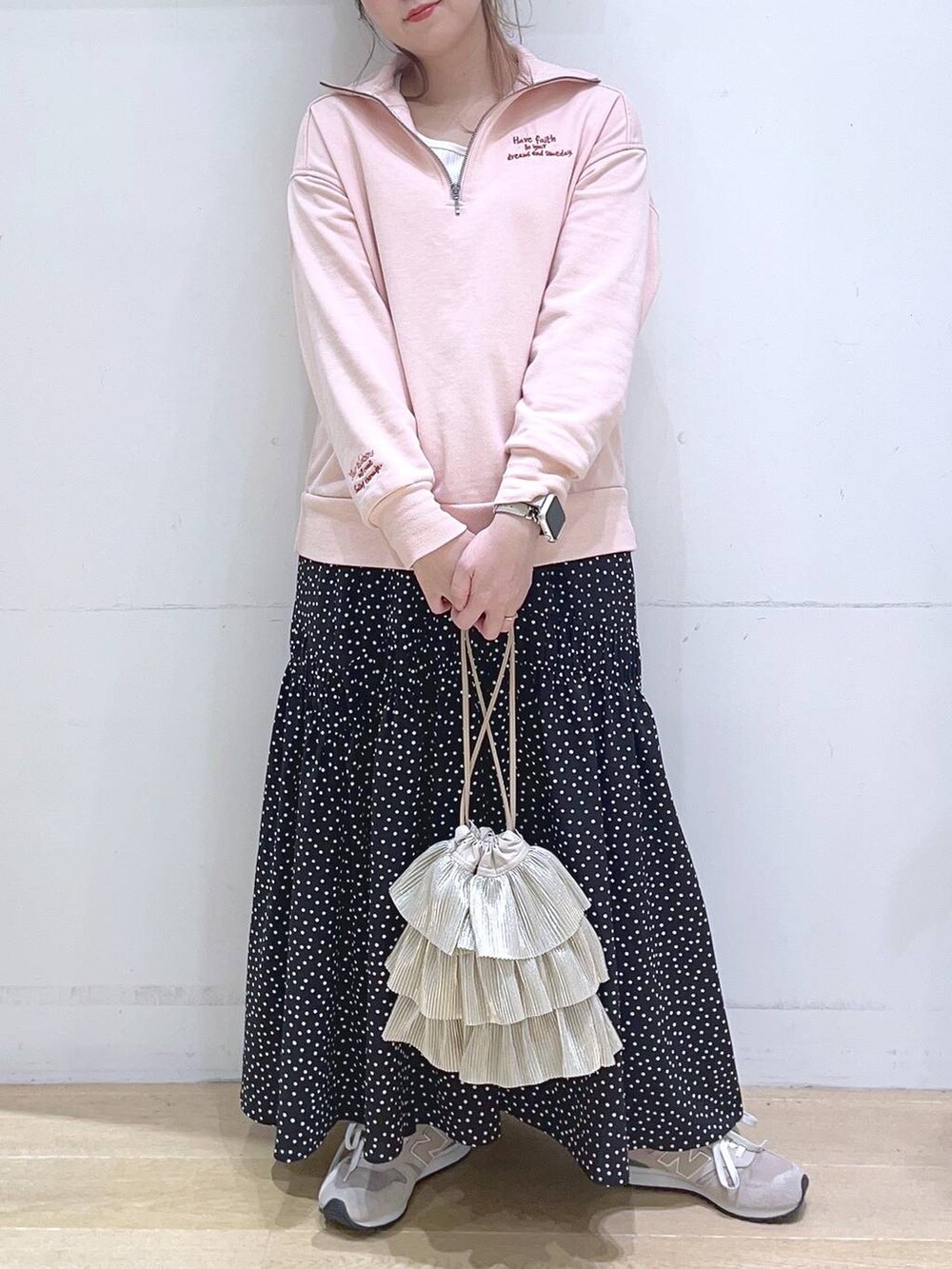 「春コーデ、春色、春服みてみて、スウェット、スカート、カジュアルコーデ、ママコーデ、低身長、着痩せ・細見え、体型カバー、楽ちんコーデ」｜「LAKOLEのプリーツラッフル2WAYショルダーバッグ / 288796（ショルダーバッグ、ベージュ系）」を使った、ヨシピーさん（レディース・154cm）の冬コーディネートの2枚目の写真