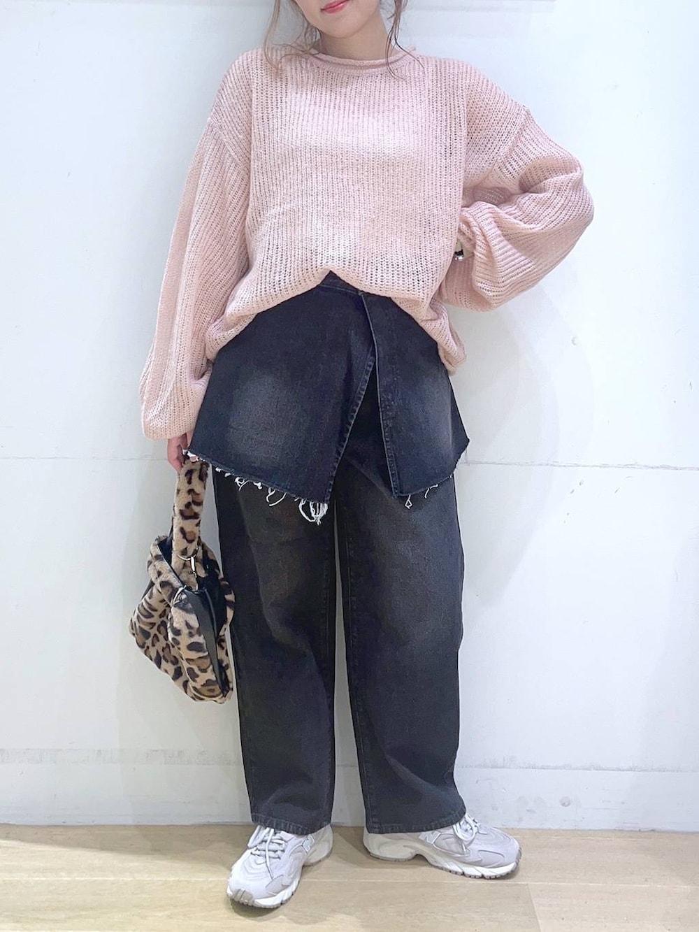 「ママコーデ、低身長、着痩せ・細見え、体型カバー、デニムパンツ、ニット、秋冬新作、秋コーデ、秋服準備はじめました、カジュアル、カジュアルコーデ、女子ウケ、楽ちんコーデ」｜「NEW BALANCEの【new balance（ニューバランス)】ML725(WOMEN)（スニーカー、グレー系）」を使った、ヨシピーさん（レディース・154cm）の秋コーディネートの2枚目の写真